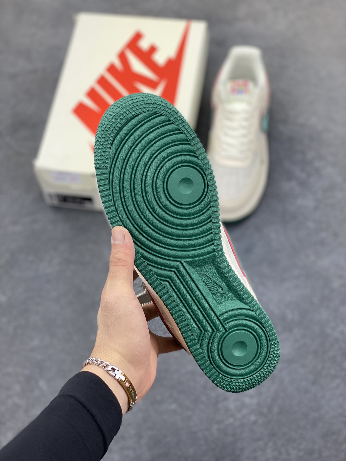 图片[5]-福利特价 NIke Air Force 1 \’07 Low “Just联名——圣诞树”空军一号 低帮 运动鞋 休闲鞋 折边针车 工艺难度大 原楦头原纸板 原装鞋盒 定制五金配件 内置全掌气垫 原厂鞋底 货号：DF0188-034 尺码：36 36.5 37.5 38 38.5 39 40 40.5 41 42 42.5 43 44 44.5 45-选品中心