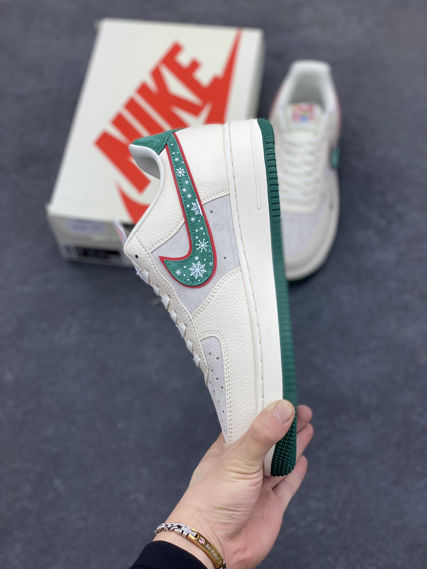 图片[3]-福利特价 NIke Air Force 1 \’07 Low “Just联名——圣诞树”空军一号 低帮 运动鞋 休闲鞋 折边针车 工艺难度大 原楦头原纸板 原装鞋盒 定制五金配件 内置全掌气垫 原厂鞋底 货号：DF0188-034 尺码：36 36.5 37.5 38 38.5 39 40 40.5 41 42 42.5 43 44 44.5 45-选品中心