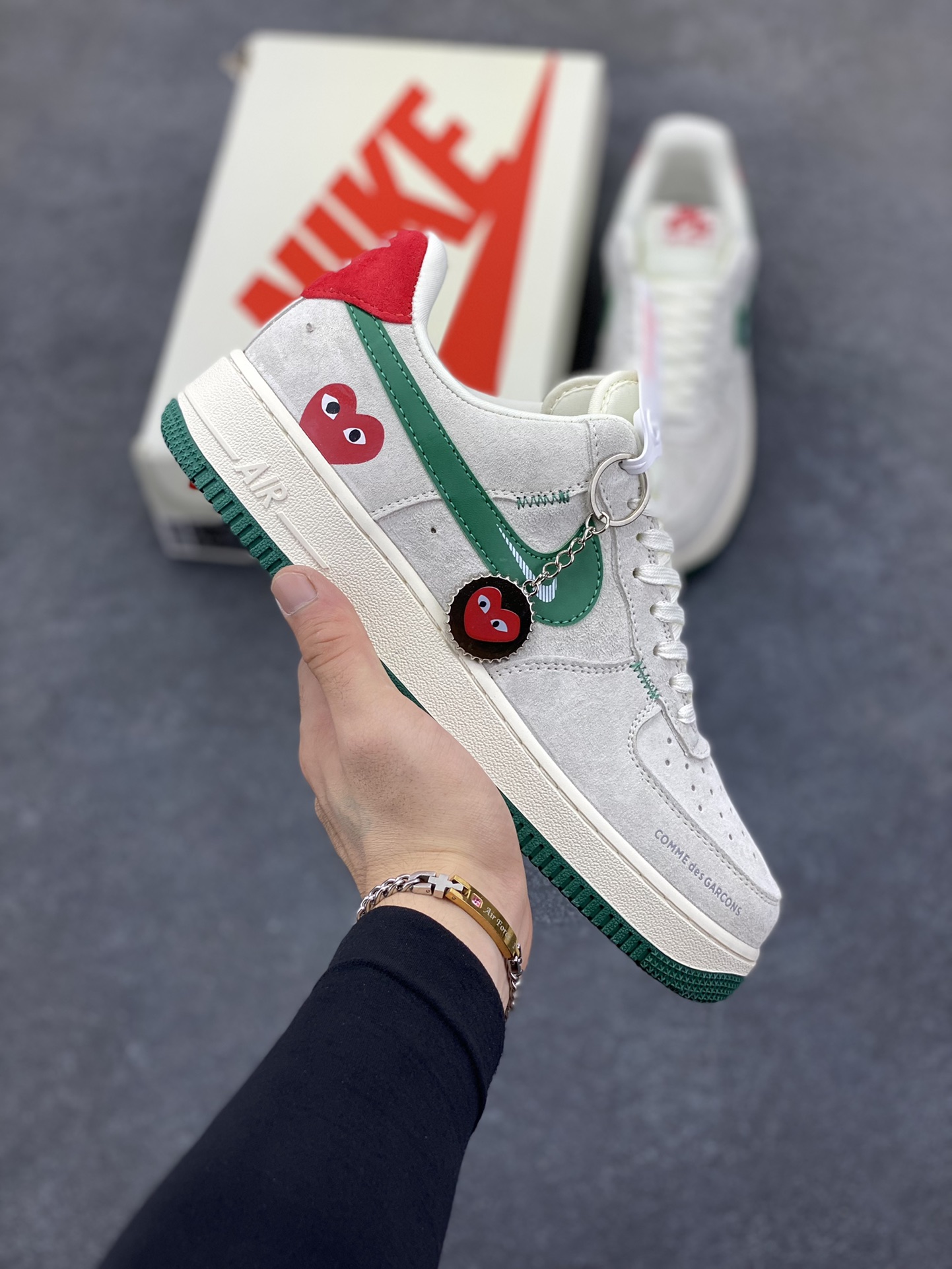 福利特价 NIke Air Force 1 \’07 Low “川久保龄联名——猪八绿勾”空军一号 低帮 运动鞋 休闲鞋 折边针车 工艺难度大 原楦头原纸板 原装鞋盒 定制五金配件 内置全掌气垫 原厂鞋底 货号：DF0188-033 尺码：36 36.5 37.5 38 38.5 39 40 40.5 41 42 42.5 43 44 44.5 45-选品中心
