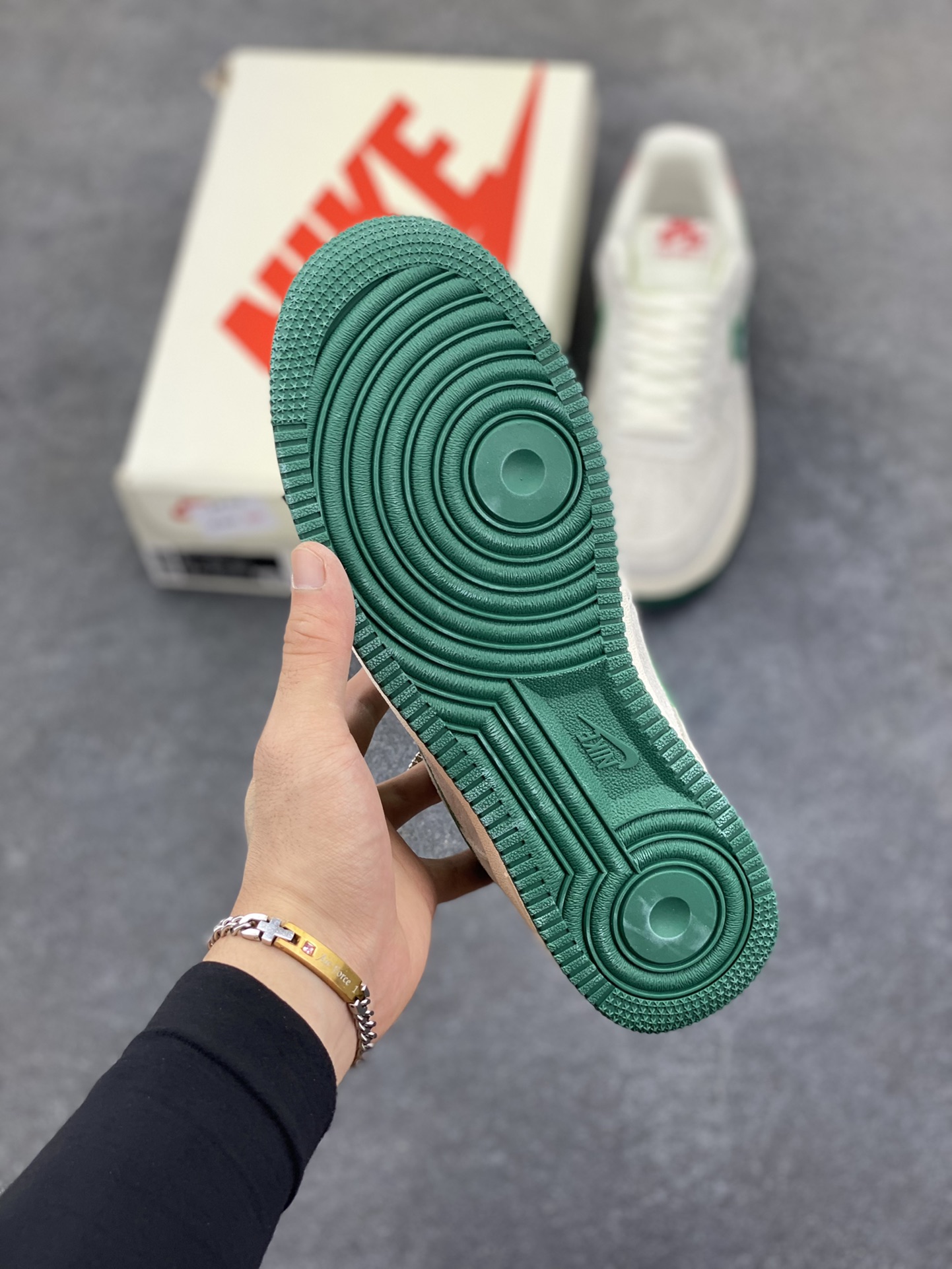 图片[5]-福利特价 NIke Air Force 1 \’07 Low “川久保龄联名——猪八绿勾”空军一号 低帮 运动鞋 休闲鞋 折边针车 工艺难度大 原楦头原纸板 原装鞋盒 定制五金配件 内置全掌气垫 原厂鞋底 货号：DF0188-033 尺码：36 36.5 37.5 38 38.5 39 40 40.5 41 42 42.5 43 44 44.5 45-选品中心