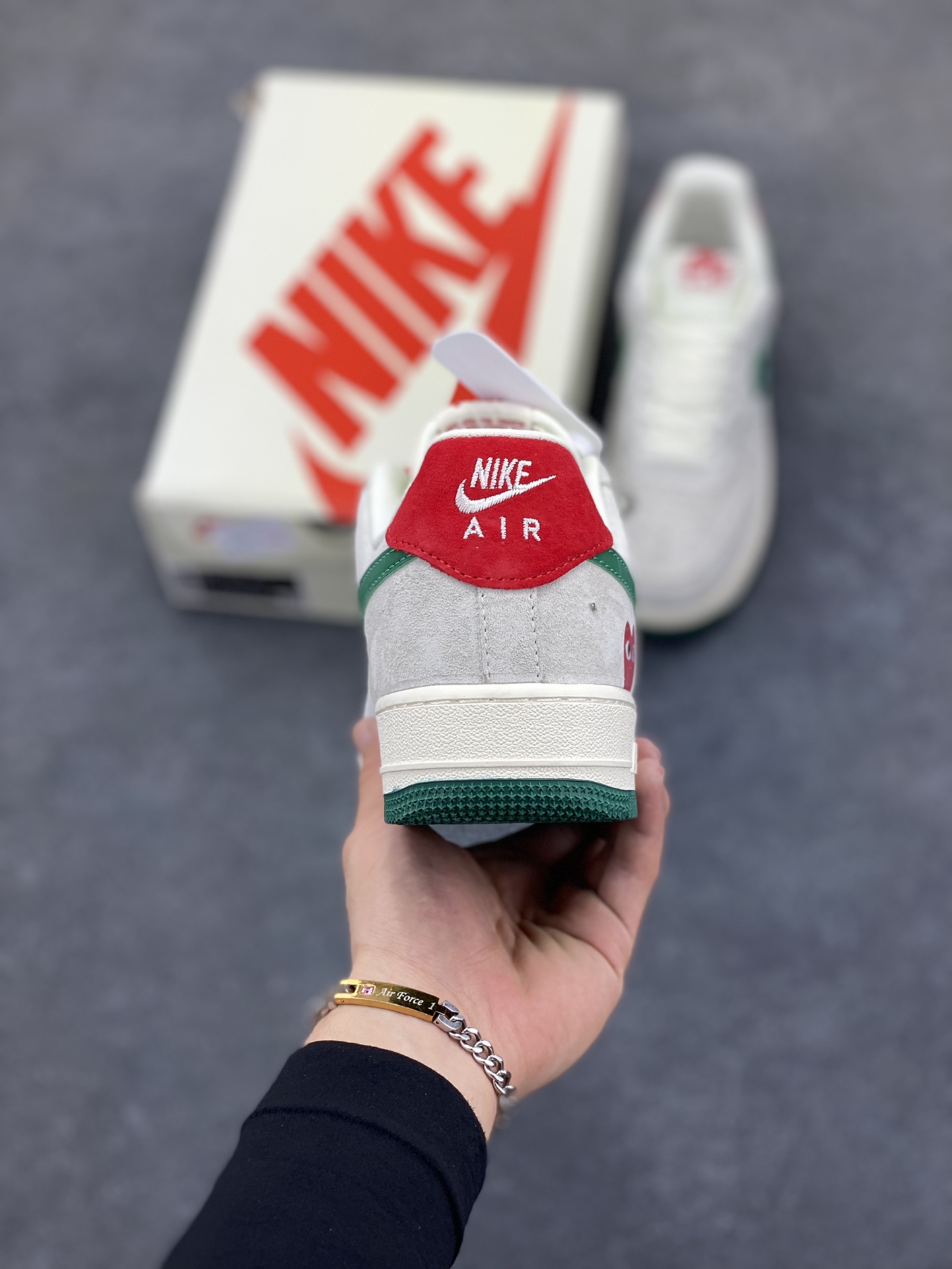 图片[4]-福利特价 NIke Air Force 1 \’07 Low “川久保龄联名——猪八绿勾”空军一号 低帮 运动鞋 休闲鞋 折边针车 工艺难度大 原楦头原纸板 原装鞋盒 定制五金配件 内置全掌气垫 原厂鞋底 货号：DF0188-033 尺码：36 36.5 37.5 38 38.5 39 40 40.5 41 42 42.5 43 44 44.5 45-选品中心