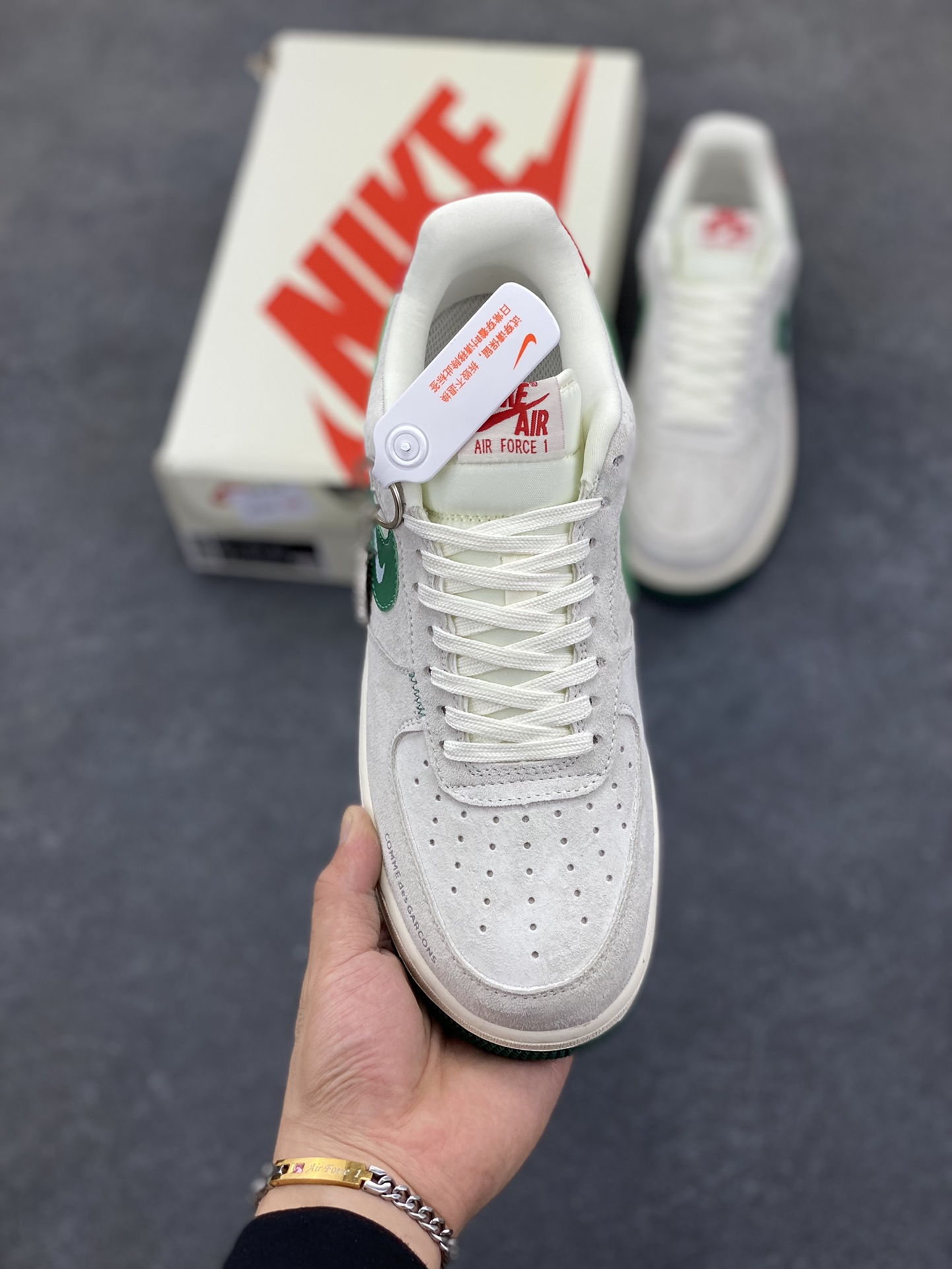 图片[2]-福利特价 NIke Air Force 1 \’07 Low “川久保龄联名——猪八绿勾”空军一号 低帮 运动鞋 休闲鞋 折边针车 工艺难度大 原楦头原纸板 原装鞋盒 定制五金配件 内置全掌气垫 原厂鞋底 货号：DF0188-033 尺码：36 36.5 37.5 38 38.5 39 40 40.5 41 42 42.5 43 44 44.5 45-选品中心