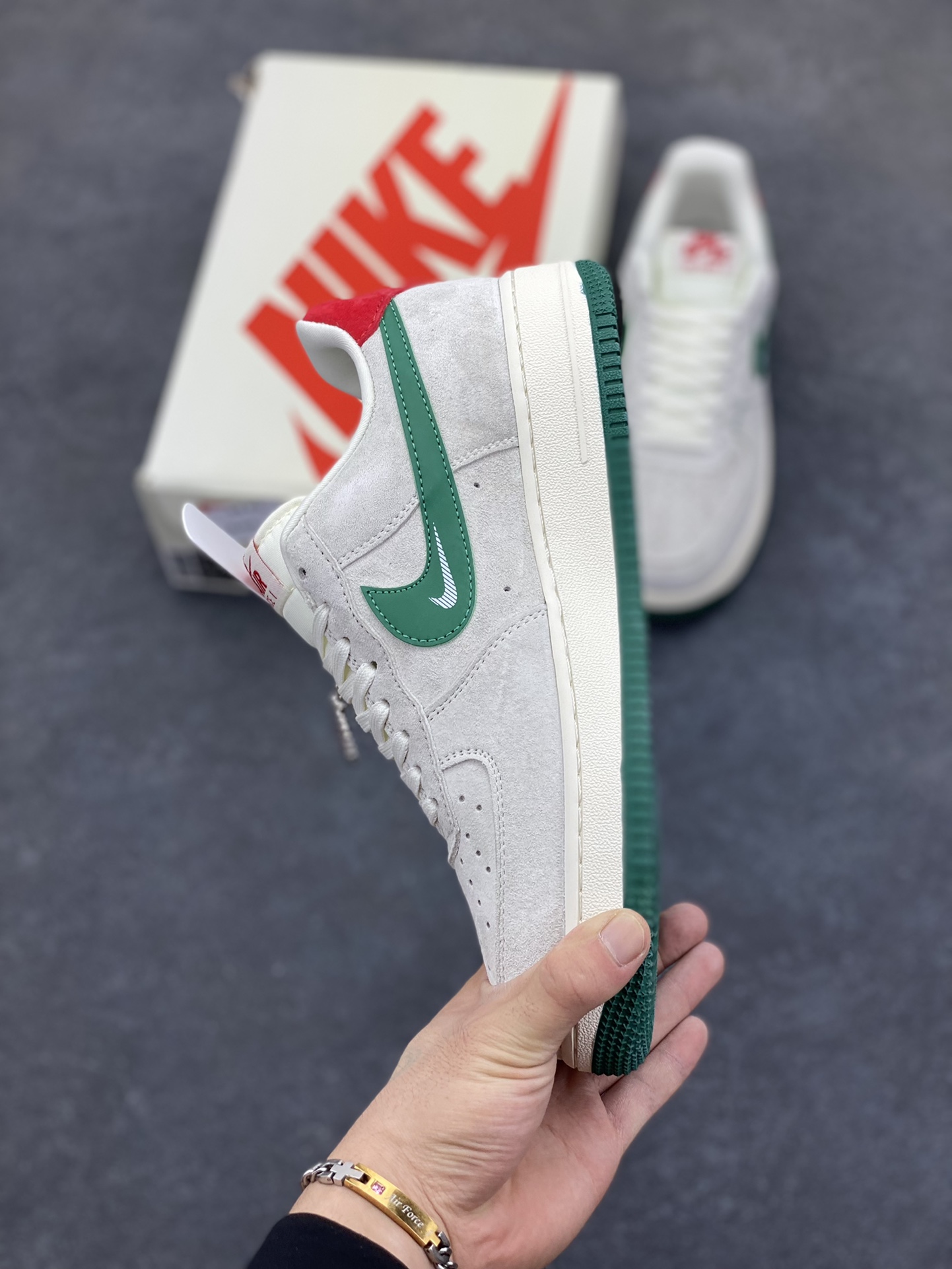 图片[3]-福利特价 NIke Air Force 1 \’07 Low “川久保龄联名——猪八绿勾”空军一号 低帮 运动鞋 休闲鞋 折边针车 工艺难度大 原楦头原纸板 原装鞋盒 定制五金配件 内置全掌气垫 原厂鞋底 货号：DF0188-033 尺码：36 36.5 37.5 38 38.5 39 40 40.5 41 42 42.5 43 44 44.5 45-选品中心