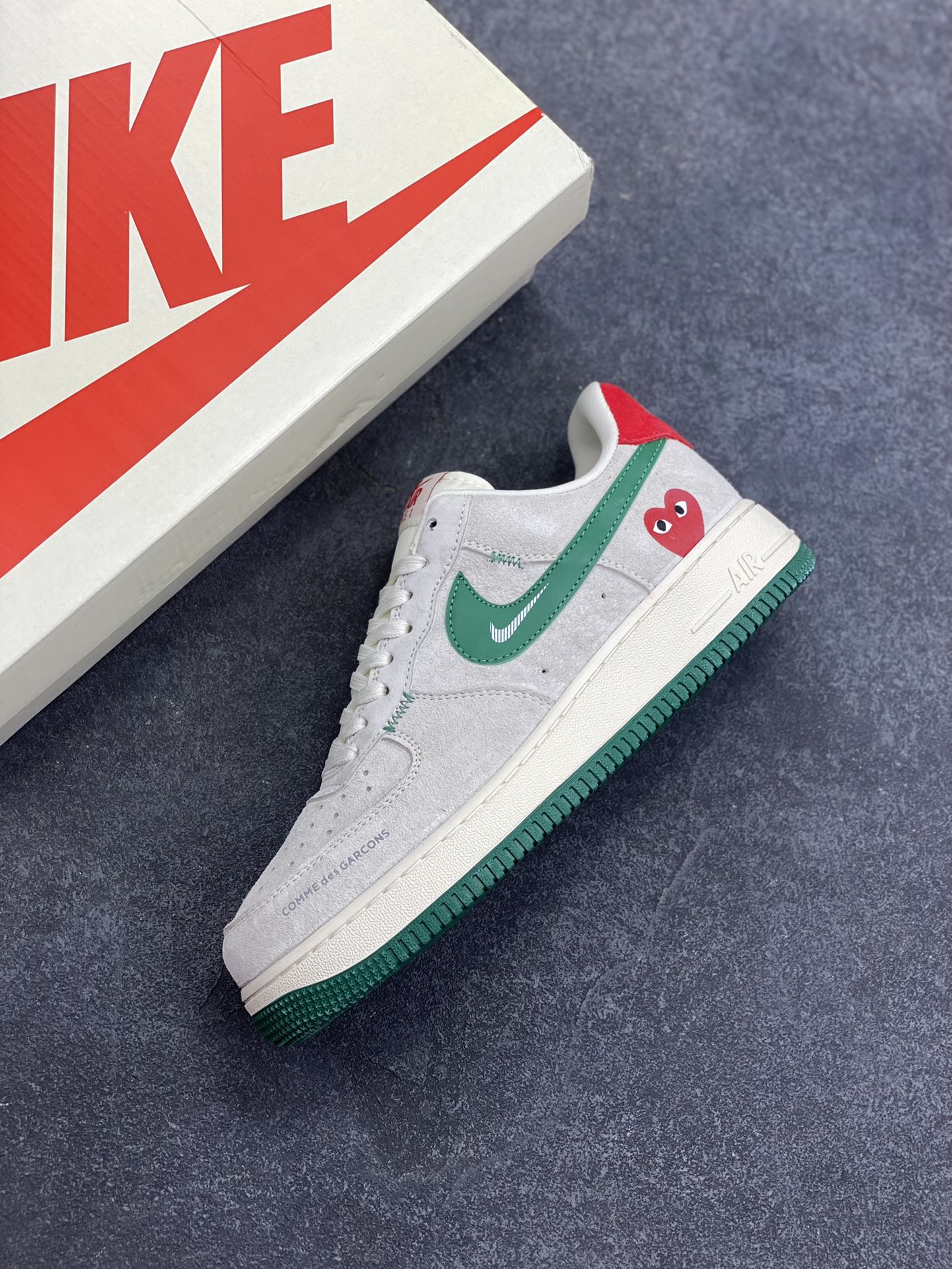 图片[7]-福利特价 NIke Air Force 1 \’07 Low “川久保龄联名——猪八绿勾”空军一号 低帮 运动鞋 休闲鞋 折边针车 工艺难度大 原楦头原纸板 原装鞋盒 定制五金配件 内置全掌气垫 原厂鞋底 货号：DF0188-033 尺码：36 36.5 37.5 38 38.5 39 40 40.5 41 42 42.5 43 44 44.5 45-选品中心