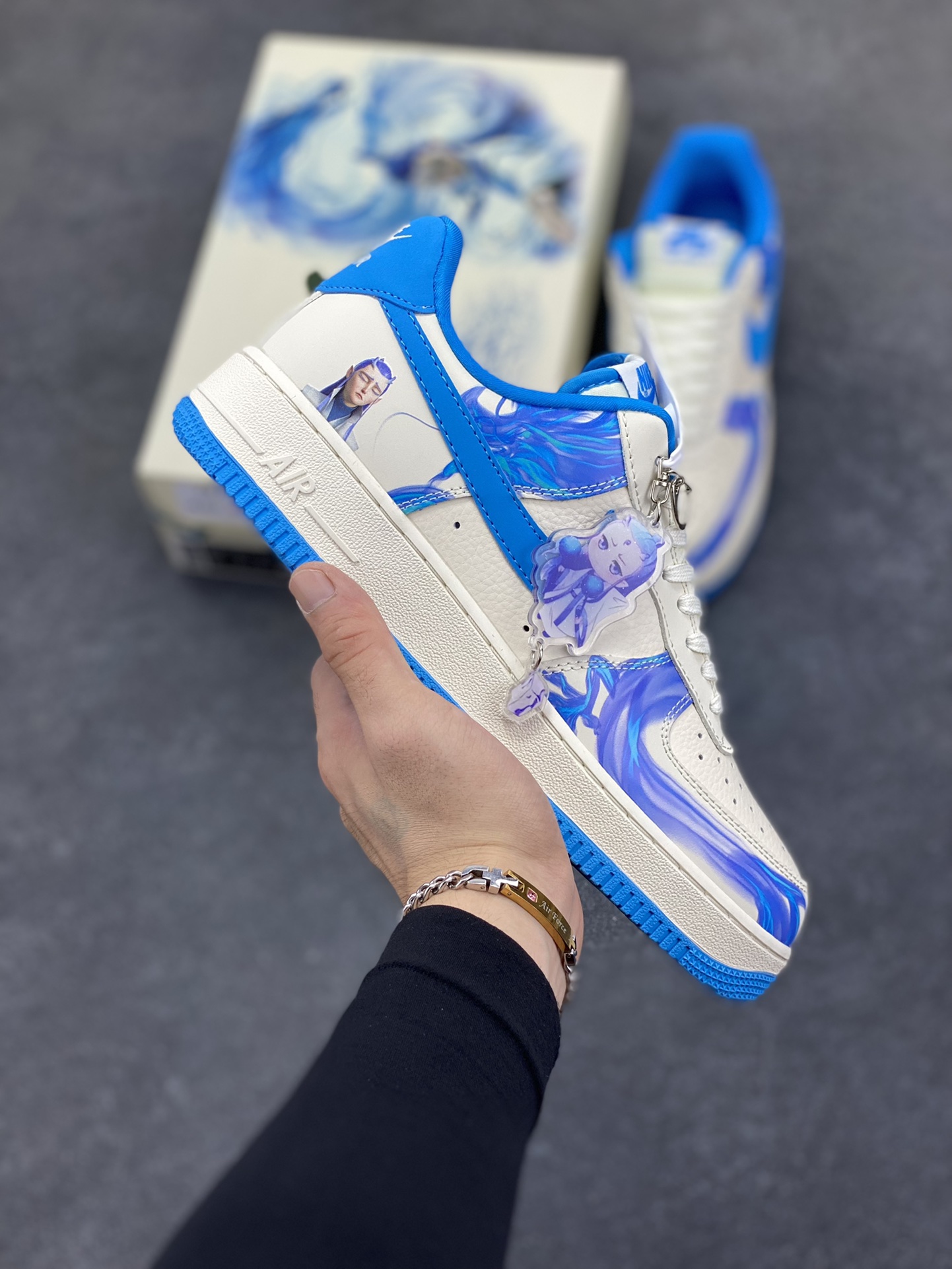 福利特价 NIke Air Force 1 \'07 Low “哪吒联名——灵珠”空军一号 低帮 运动鞋 休闲鞋 折边针车 工艺难度大 原楦头原纸板 原装鞋盒 定制五金配件 内置全掌气垫 原厂鞋底 货号：DF0188-049 尺码：36 36.5 37.5 38 38.5 39 40 40.5 41 42 42.5 43 44 44.5 45-选品中心