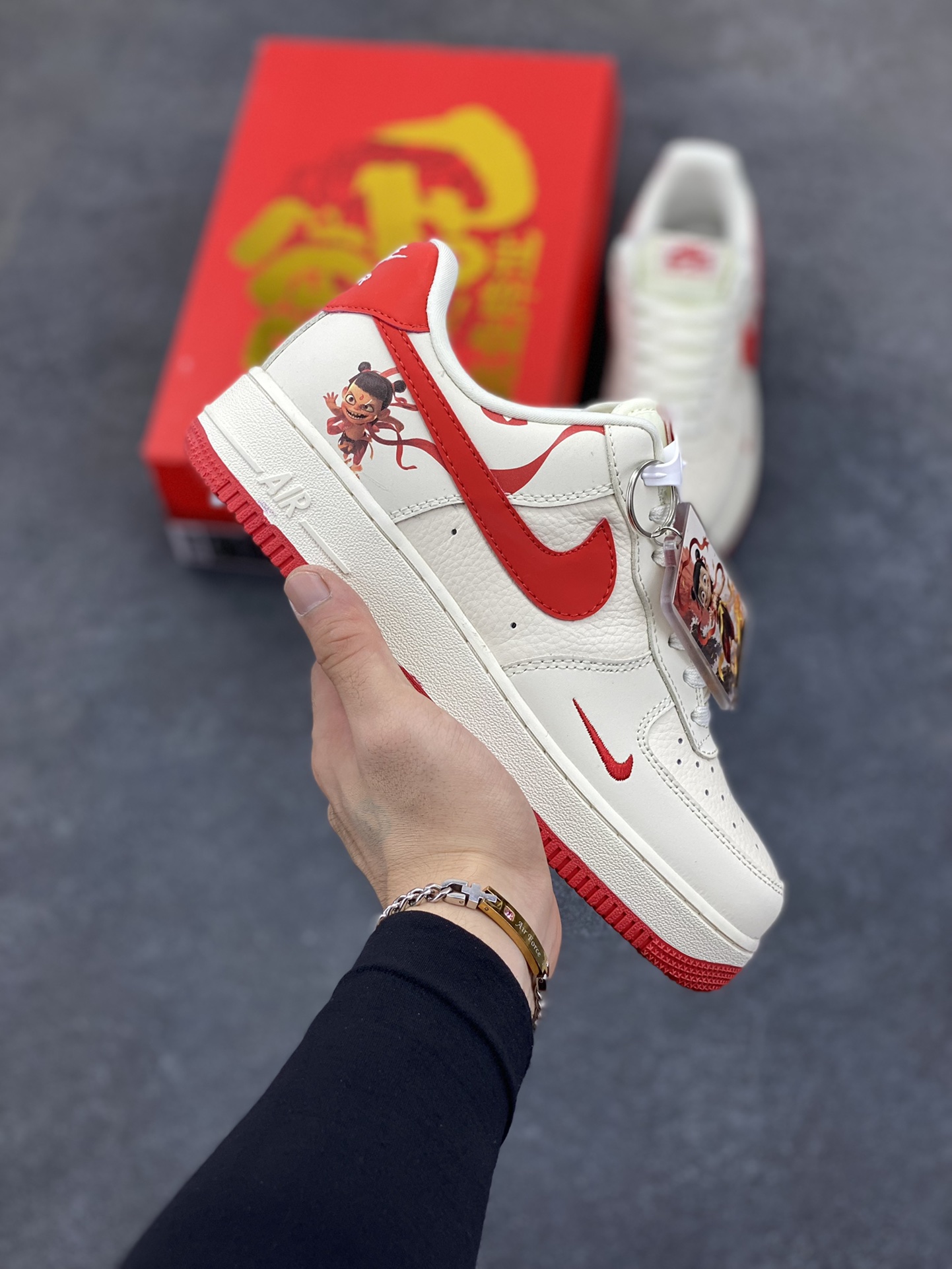 福利特价 NIke Air Force 1 \’07 Low “哪吒联名——魔丸”空军一号 低帮 运动鞋 休闲鞋 折边针车 工艺难度大 原楦头原纸板 原装鞋盒 定制五金配件 内置全掌气垫 原厂鞋底 货号：DF0188-048 尺码：36 36.5 37.5 38 38.5 39 40 40.5 41 42 42.5 43 44 44.5 45-选品中心