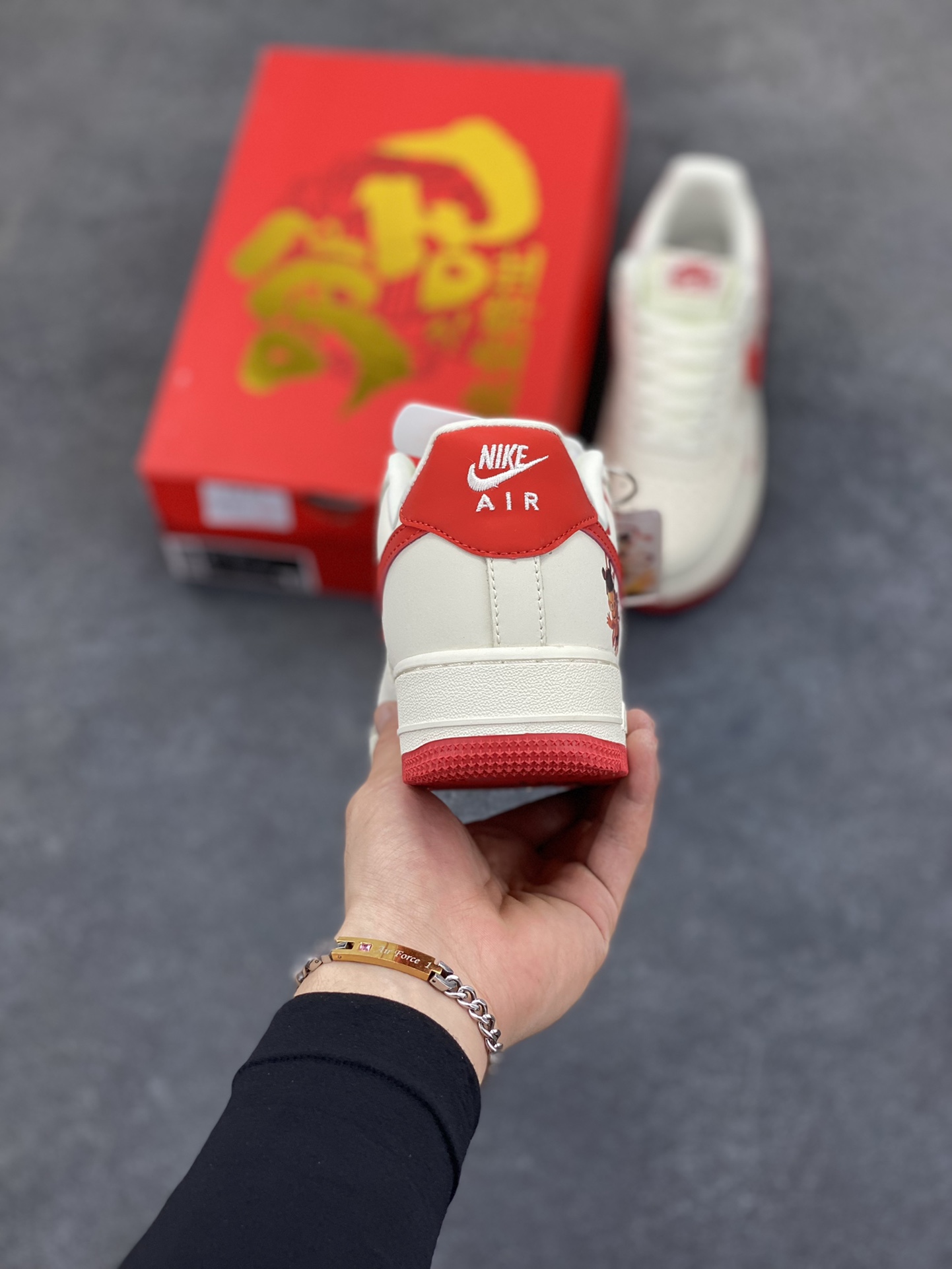 图片[4]-福利特价 NIke Air Force 1 \’07 Low “哪吒联名——魔丸”空军一号 低帮 运动鞋 休闲鞋 折边针车 工艺难度大 原楦头原纸板 原装鞋盒 定制五金配件 内置全掌气垫 原厂鞋底 货号：DF0188-048 尺码：36 36.5 37.5 38 38.5 39 40 40.5 41 42 42.5 43 44 44.5 45-选品中心