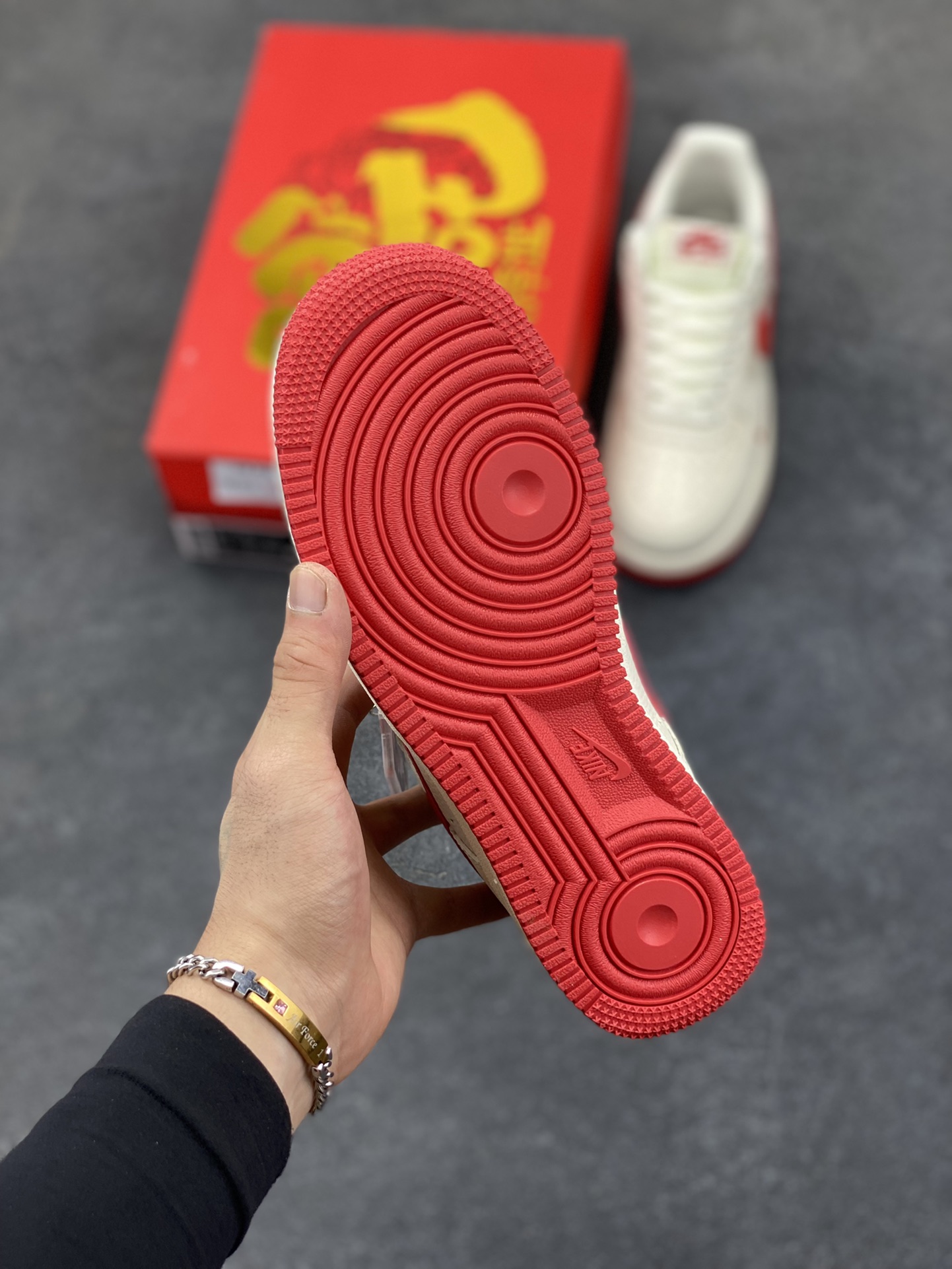 图片[5]-福利特价 NIke Air Force 1 \’07 Low “哪吒联名——魔丸”空军一号 低帮 运动鞋 休闲鞋 折边针车 工艺难度大 原楦头原纸板 原装鞋盒 定制五金配件 内置全掌气垫 原厂鞋底 货号：DF0188-048 尺码：36 36.5 37.5 38 38.5 39 40 40.5 41 42 42.5 43 44 44.5 45-选品中心