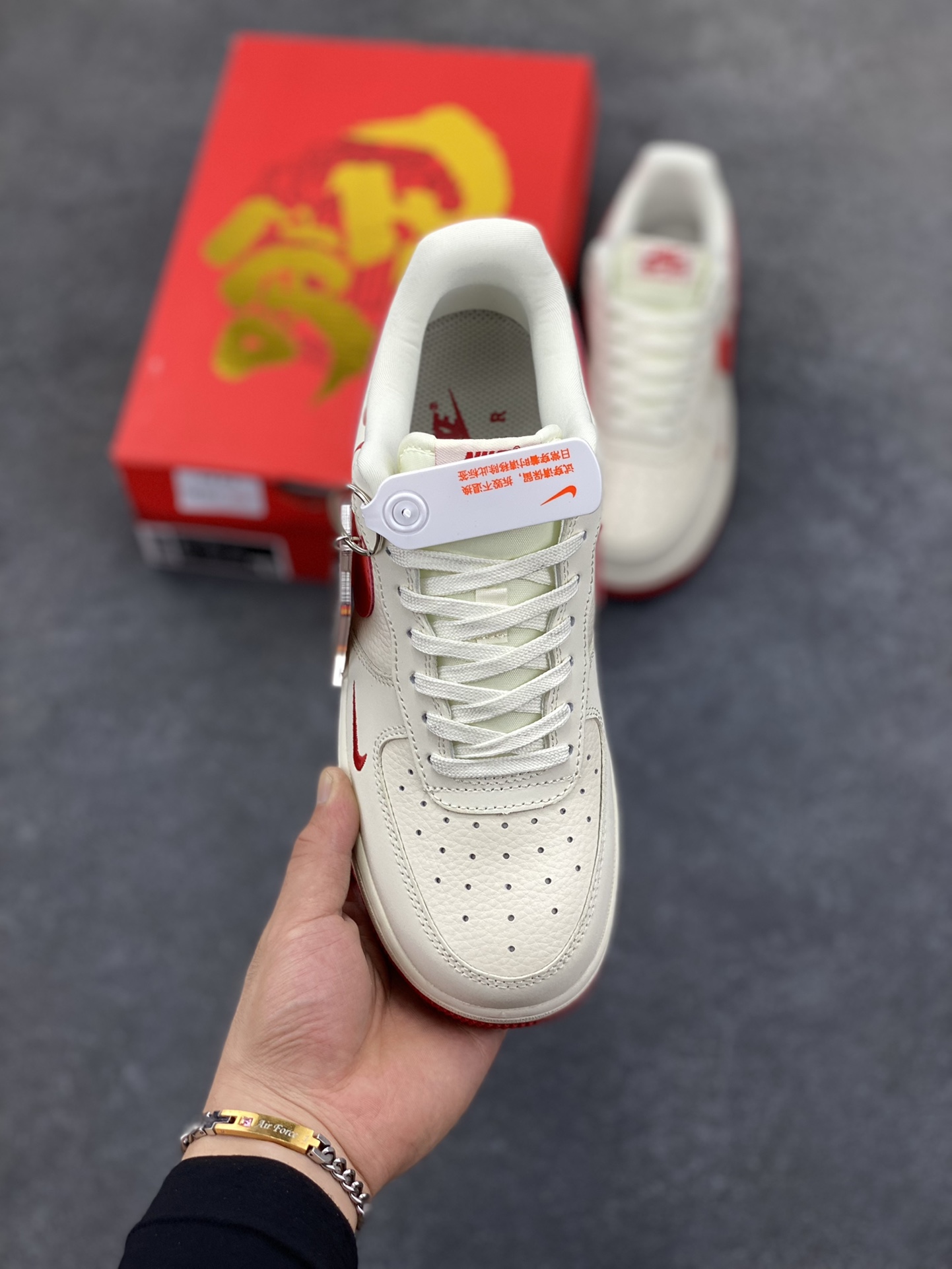 图片[2]-福利特价 NIke Air Force 1 \’07 Low “哪吒联名——魔丸”空军一号 低帮 运动鞋 休闲鞋 折边针车 工艺难度大 原楦头原纸板 原装鞋盒 定制五金配件 内置全掌气垫 原厂鞋底 货号：DF0188-048 尺码：36 36.5 37.5 38 38.5 39 40 40.5 41 42 42.5 43 44 44.5 45-选品中心