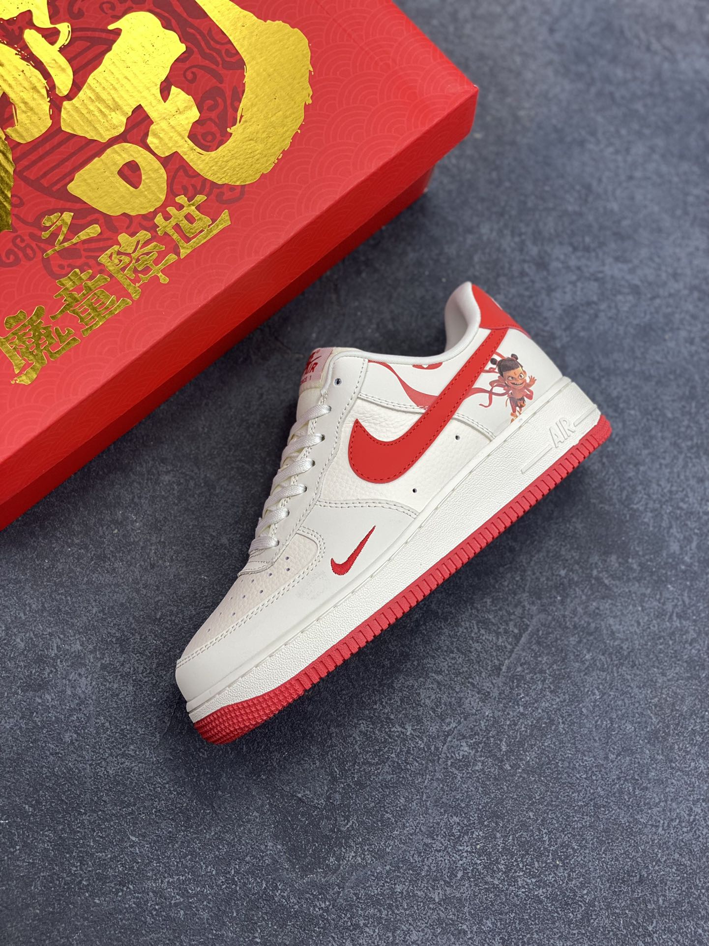 图片[7]-福利特价 NIke Air Force 1 \’07 Low “哪吒联名——魔丸”空军一号 低帮 运动鞋 休闲鞋 折边针车 工艺难度大 原楦头原纸板 原装鞋盒 定制五金配件 内置全掌气垫 原厂鞋底 货号：DF0188-048 尺码：36 36.5 37.5 38 38.5 39 40 40.5 41 42 42.5 43 44 44.5 45-选品中心