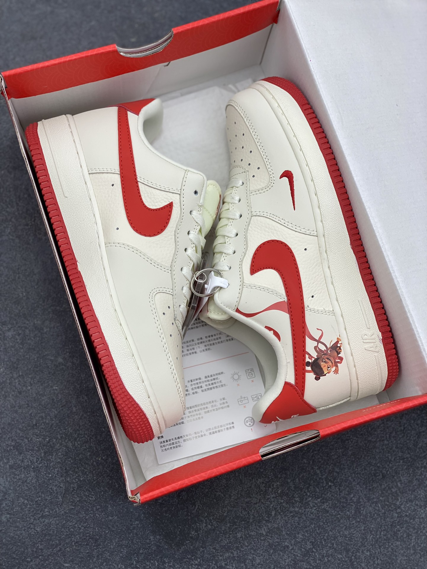 图片[9]-福利特价 NIke Air Force 1 \’07 Low “哪吒联名——魔丸”空军一号 低帮 运动鞋 休闲鞋 折边针车 工艺难度大 原楦头原纸板 原装鞋盒 定制五金配件 内置全掌气垫 原厂鞋底 货号：DF0188-048 尺码：36 36.5 37.5 38 38.5 39 40 40.5 41 42 42.5 43 44 44.5 45-选品中心