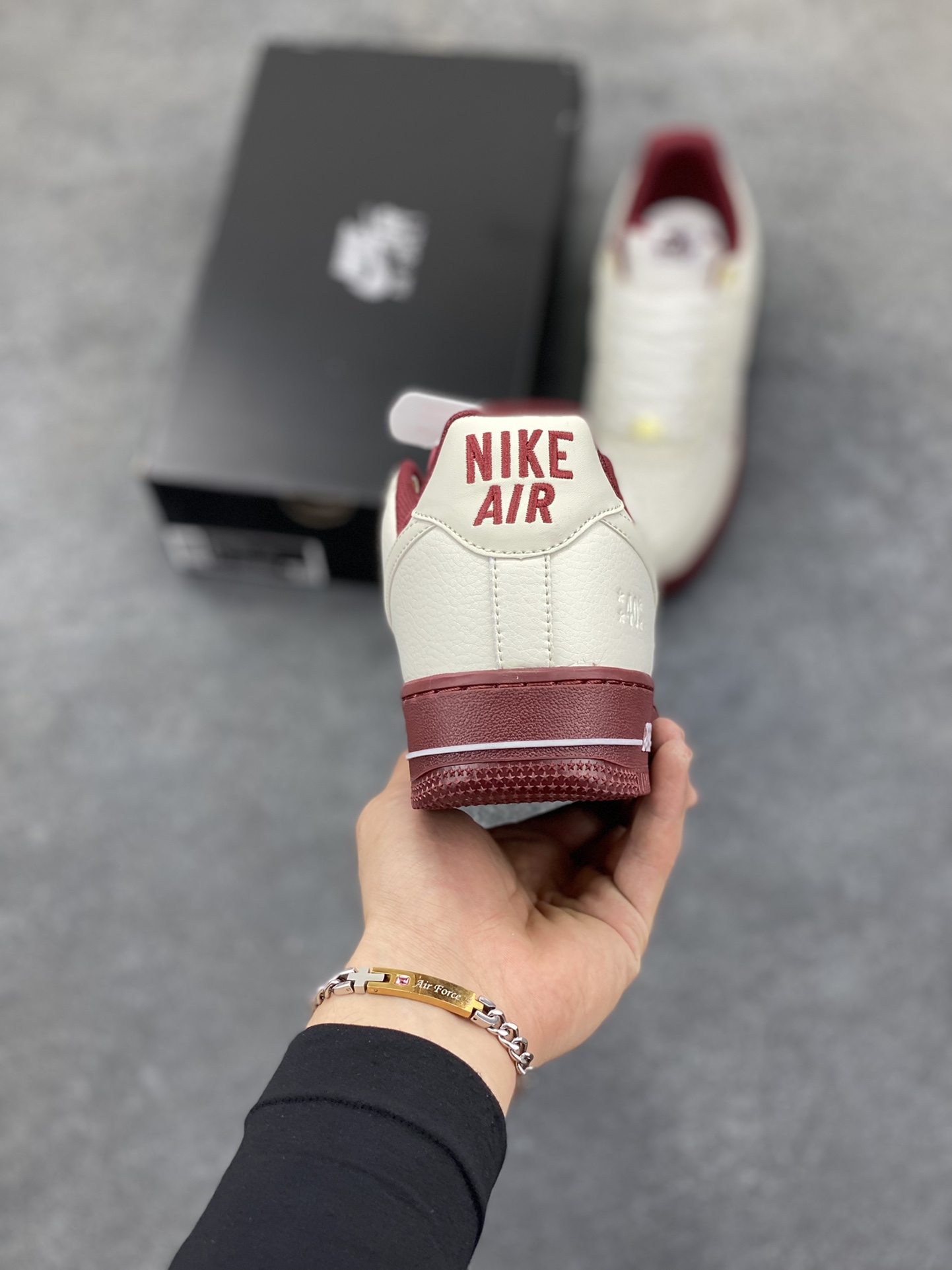 图片[4]-福利特价 Nike Air Force 1 Low 40周年米白红 空军一号低帮运动休闲板鞋 原楦头原纸板 打造纯正空军版型 专注外贸渠道 全掌内置蜂窝气垫 原盒配件 原厂中底钢印、拉帮完美 货号：DQ7582-100 尺码：36 36.5 37.5 38 38.5 39 40 40.5 41 42 42.5 43 44 44.5 45-选品中心