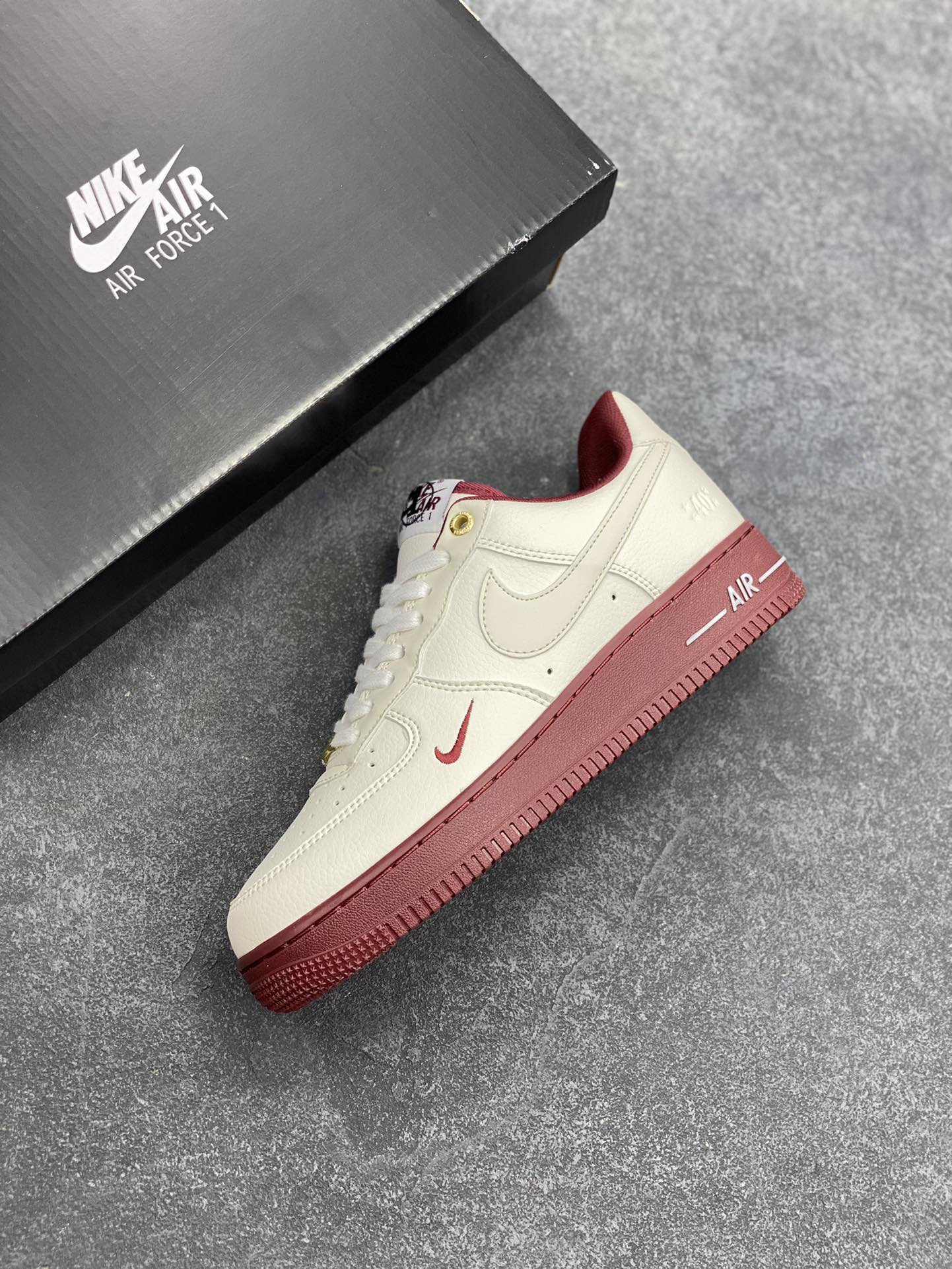 图片[7]-福利特价 Nike Air Force 1 Low 40周年米白红 空军一号低帮运动休闲板鞋 原楦头原纸板 打造纯正空军版型 专注外贸渠道 全掌内置蜂窝气垫 原盒配件 原厂中底钢印、拉帮完美 货号：DQ7582-100 尺码：36 36.5 37.5 38 38.5 39 40 40.5 41 42 42.5 43 44 44.5 45-选品中心