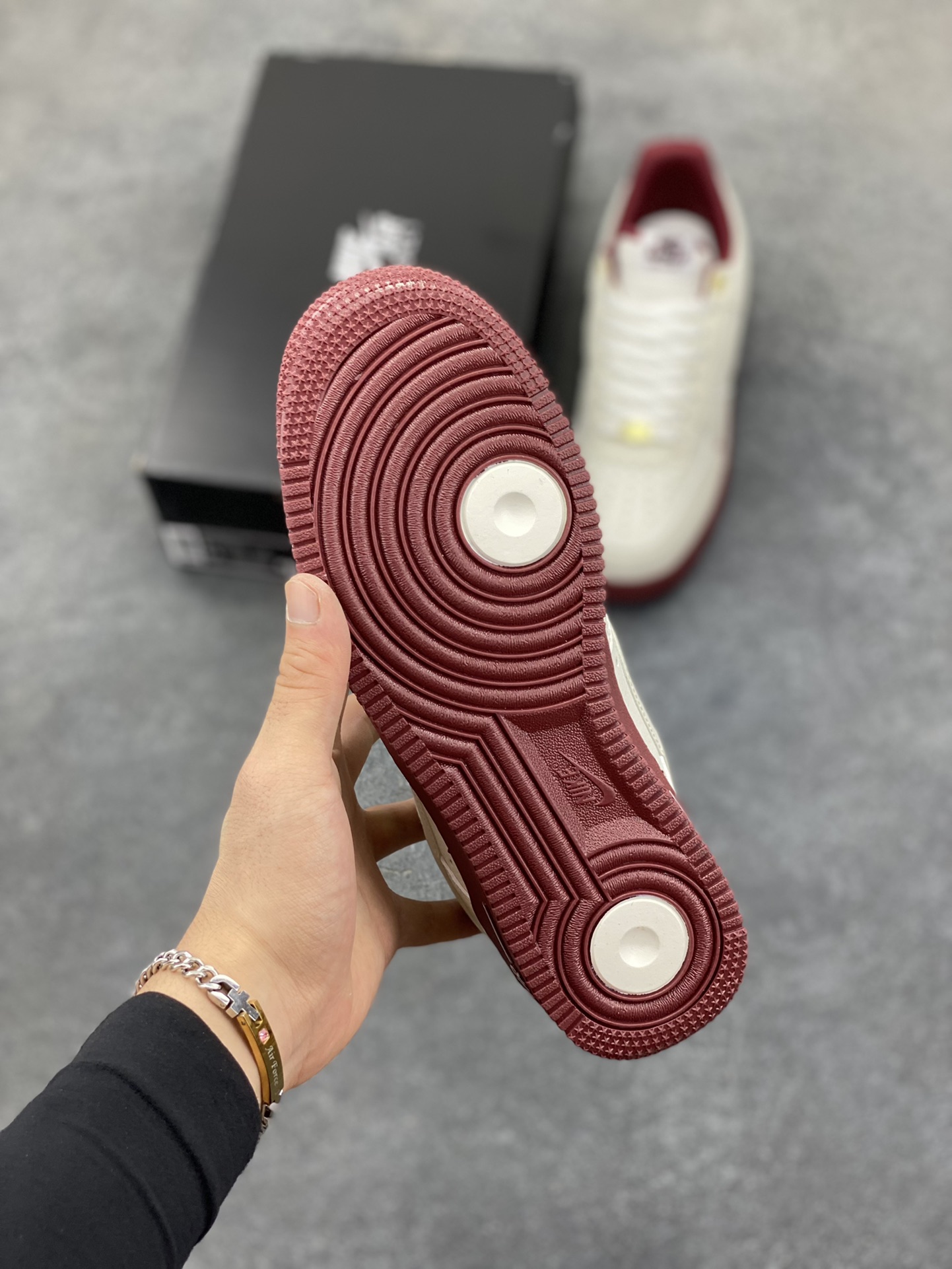 图片[5]-福利特价 Nike Air Force 1 Low 40周年米白红 空军一号低帮运动休闲板鞋 原楦头原纸板 打造纯正空军版型 专注外贸渠道 全掌内置蜂窝气垫 原盒配件 原厂中底钢印、拉帮完美 货号：DQ7582-100 尺码：36 36.5 37.5 38 38.5 39 40 40.5 41 42 42.5 43 44 44.5 45-选品中心