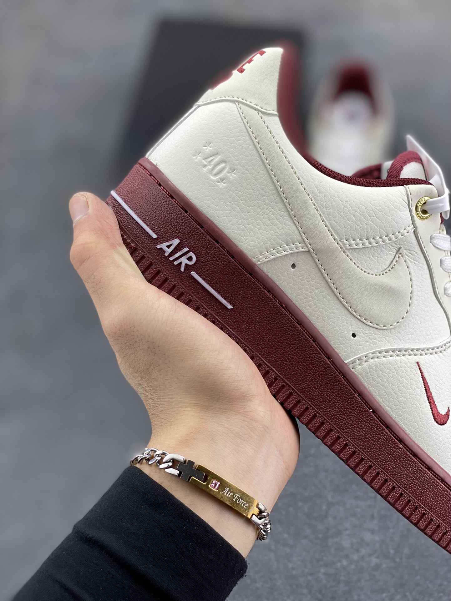 图片[6]-福利特价 Nike Air Force 1 Low 40周年米白红 空军一号低帮运动休闲板鞋 原楦头原纸板 打造纯正空军版型 专注外贸渠道 全掌内置蜂窝气垫 原盒配件 原厂中底钢印、拉帮完美 货号：DQ7582-100 尺码：36 36.5 37.5 38 38.5 39 40 40.5 41 42 42.5 43 44 44.5 45-选品中心