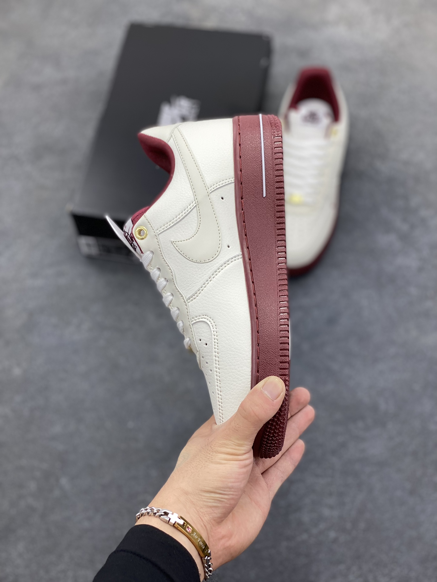 图片[3]-福利特价 Nike Air Force 1 Low 40周年米白红 空军一号低帮运动休闲板鞋 原楦头原纸板 打造纯正空军版型 专注外贸渠道 全掌内置蜂窝气垫 原盒配件 原厂中底钢印、拉帮完美 货号：DQ7582-100 尺码：36 36.5 37.5 38 38.5 39 40 40.5 41 42 42.5 43 44 44.5 45-选品中心