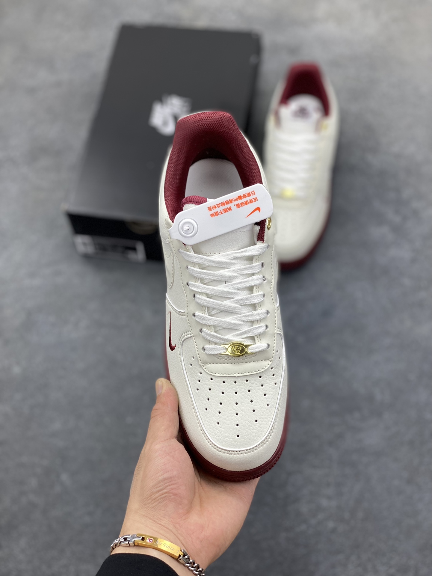 图片[2]-福利特价 Nike Air Force 1 Low 40周年米白红 空军一号低帮运动休闲板鞋 原楦头原纸板 打造纯正空军版型 专注外贸渠道 全掌内置蜂窝气垫 原盒配件 原厂中底钢印、拉帮完美 货号：DQ7582-100 尺码：36 36.5 37.5 38 38.5 39 40 40.5 41 42 42.5 43 44 44.5 45-选品中心
