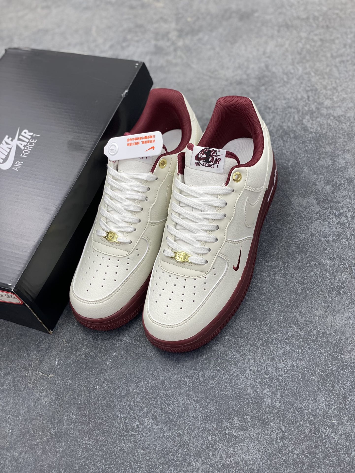 图片[8]-福利特价 Nike Air Force 1 Low 40周年米白红 空军一号低帮运动休闲板鞋 原楦头原纸板 打造纯正空军版型 专注外贸渠道 全掌内置蜂窝气垫 原盒配件 原厂中底钢印、拉帮完美 货号：DQ7582-100 尺码：36 36.5 37.5 38 38.5 39 40 40.5 41 42 42.5 43 44 44.5 45-选品中心