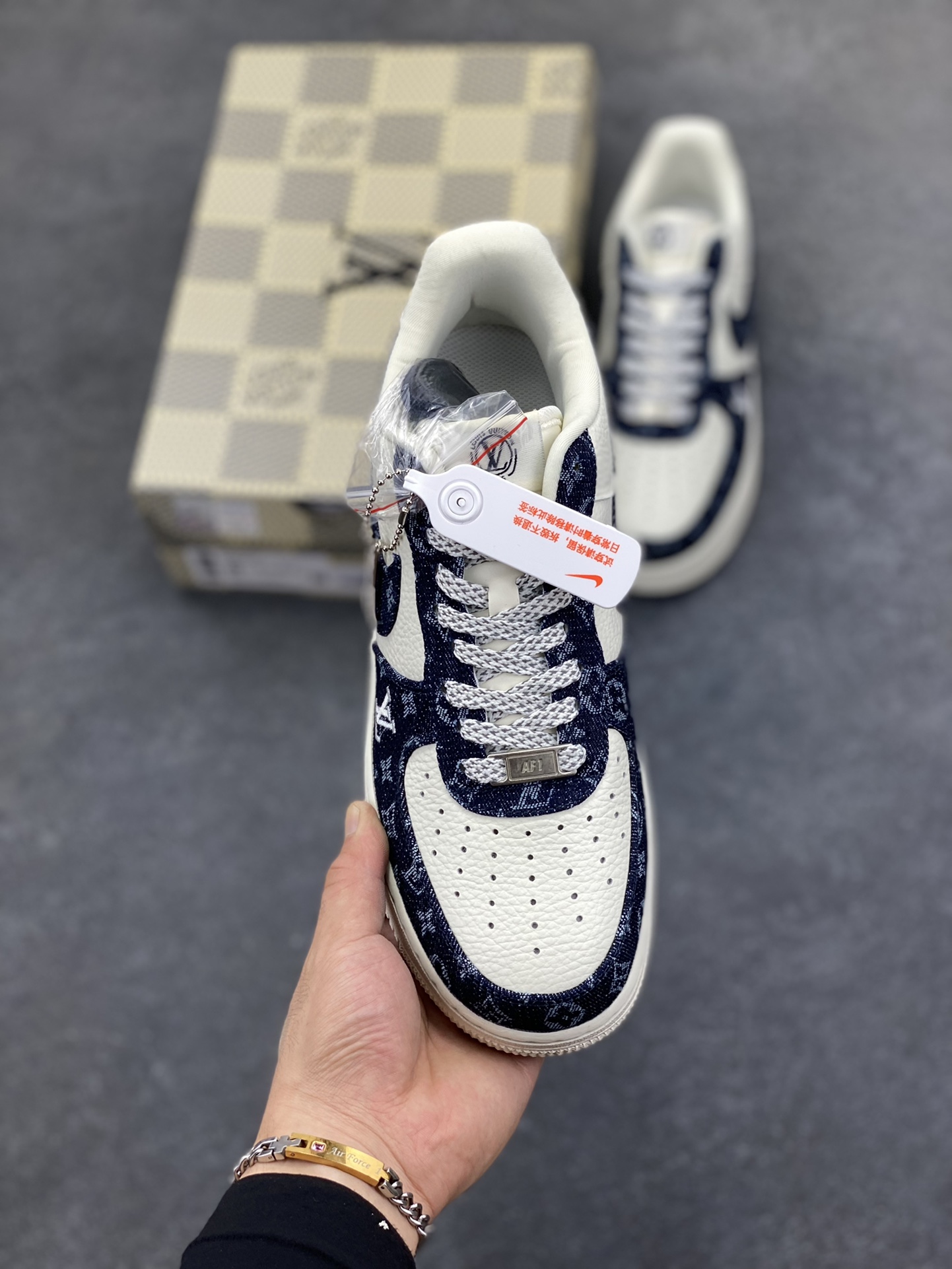 图片[2]-NIke Air Force 1 \’07 Low LV联名–深蓝牛仔 空军一号低帮 运动鞋 休闲鞋 折边针车 工艺难度大 原楦头原纸板 原装鞋盒 原厂鞋底 超高清洁度 细节完美 货号：SC0601-553 尺码：36 36.5 37.5 38 38.5 39 40 40.5 41 42 42.5 43 44 44.5 45-选品中心
