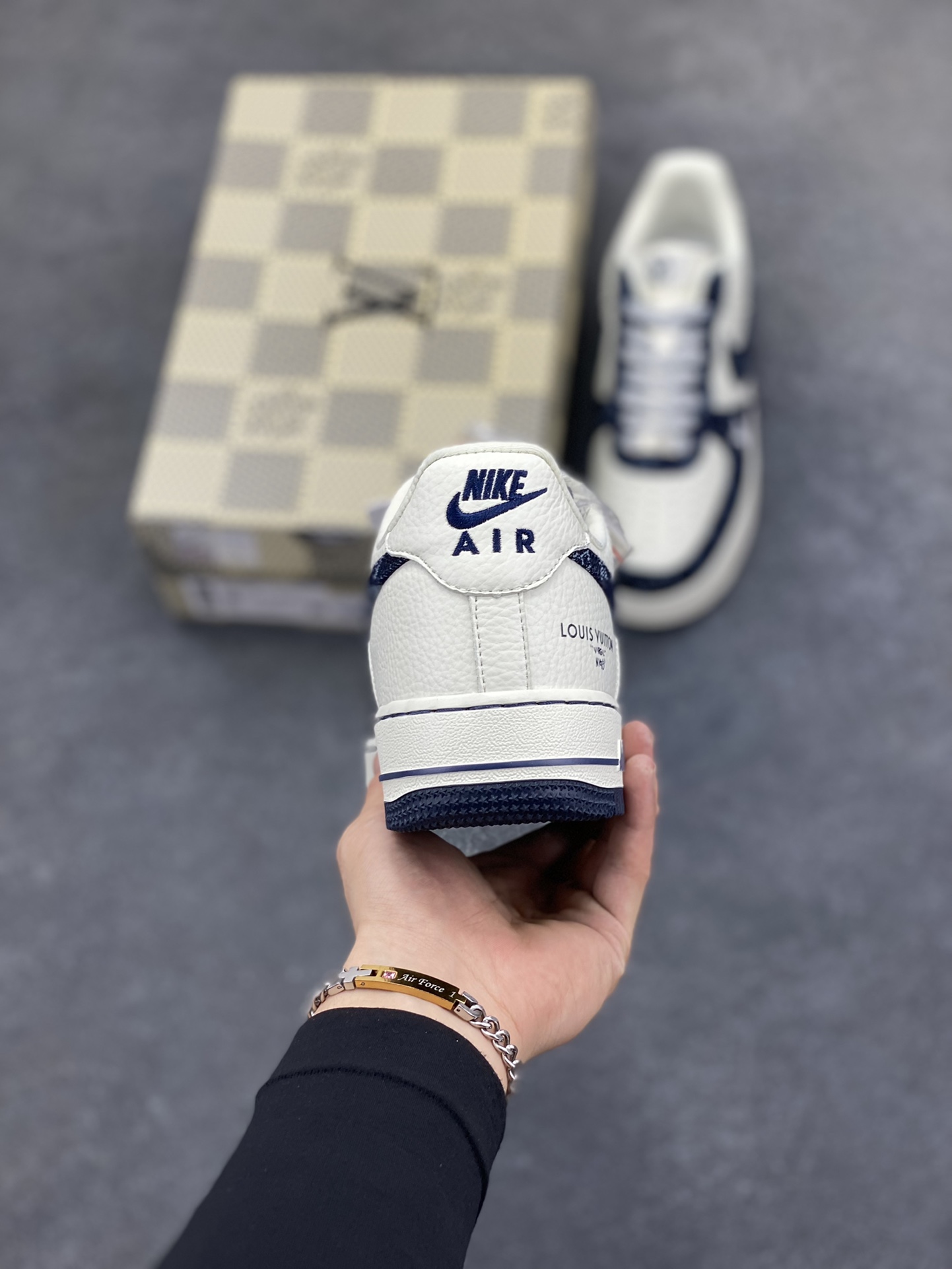 图片[4]-NIke Air Force 1 \’07 Low LV联名–深蓝牛仔 空军一号低帮 运动鞋 休闲鞋 折边针车 工艺难度大 原楦头原纸板 原装鞋盒 原厂鞋底 超高清洁度 细节完美 货号：SC0601-553 尺码：36 36.5 37.5 38 38.5 39 40 40.5 41 42 42.5 43 44 44.5 45-选品中心