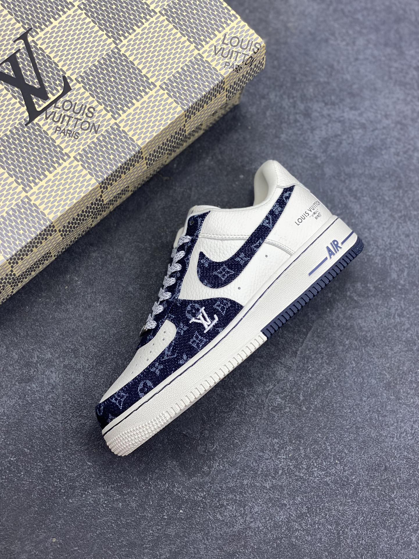 图片[7]-NIke Air Force 1 \’07 Low LV联名–深蓝牛仔 空军一号低帮 运动鞋 休闲鞋 折边针车 工艺难度大 原楦头原纸板 原装鞋盒 原厂鞋底 超高清洁度 细节完美 货号：SC0601-553 尺码：36 36.5 37.5 38 38.5 39 40 40.5 41 42 42.5 43 44 44.5 45-选品中心