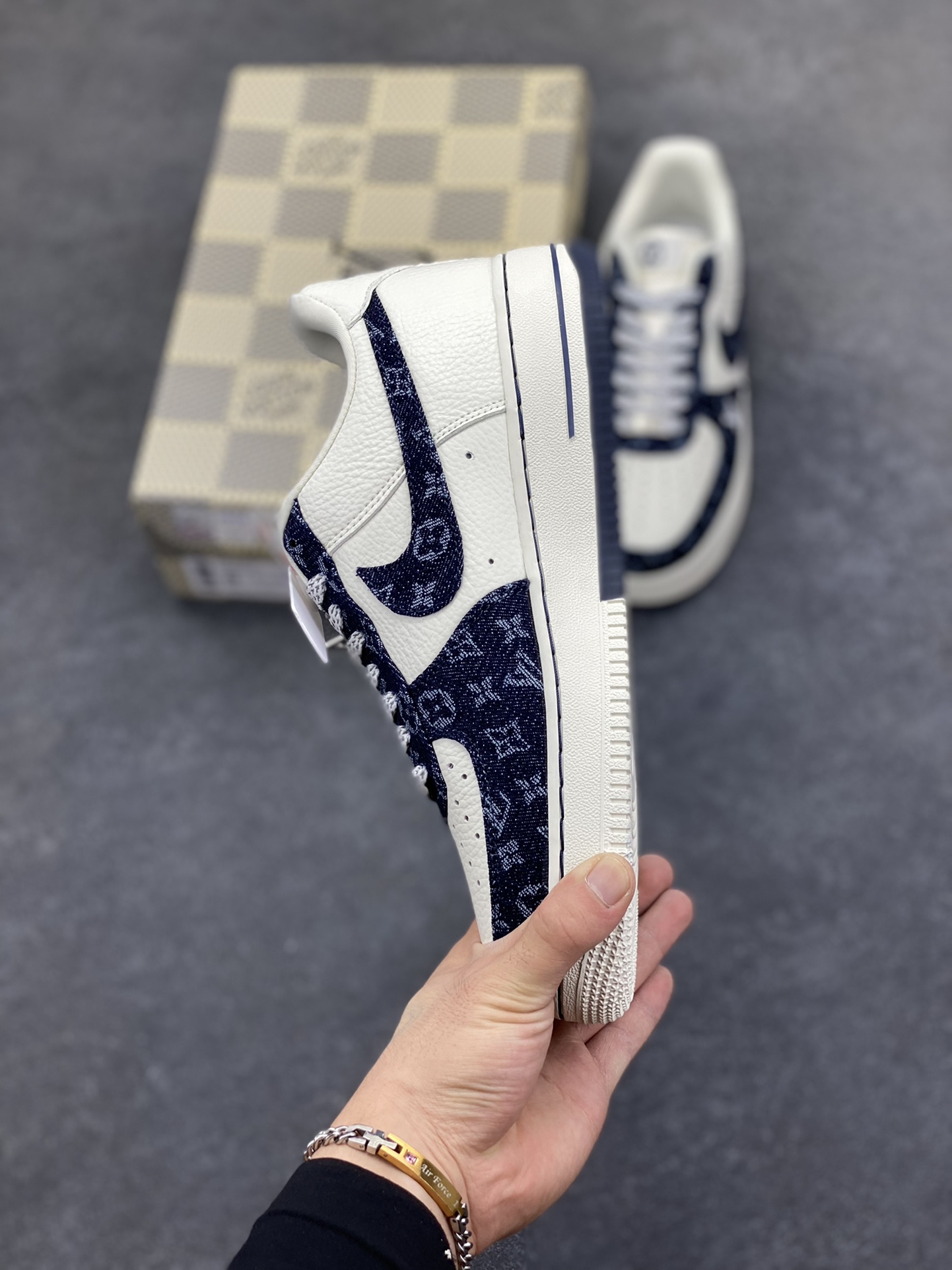 图片[3]-NIke Air Force 1 \’07 Low LV联名–深蓝牛仔 空军一号低帮 运动鞋 休闲鞋 折边针车 工艺难度大 原楦头原纸板 原装鞋盒 原厂鞋底 超高清洁度 细节完美 货号：SC0601-553 尺码：36 36.5 37.5 38 38.5 39 40 40.5 41 42 42.5 43 44 44.5 45-选品中心