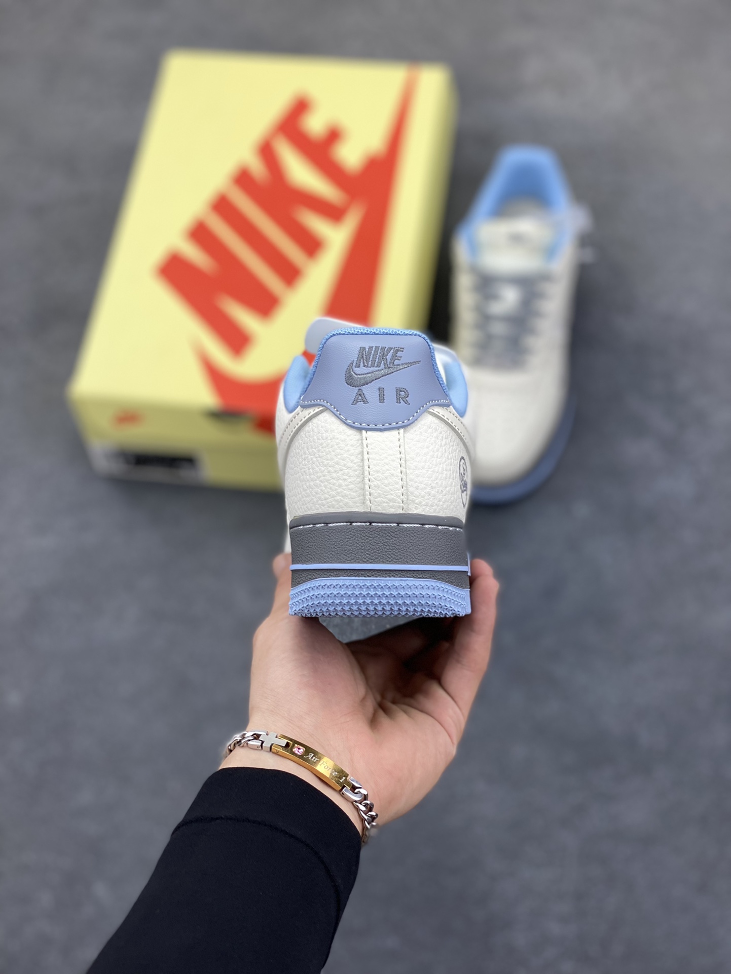 图片[4]-Nike Air Force 1 \’07 Low “斯图西联名——骷髅米灰蓝”空军一号 低帮 运动鞋 休闲鞋 折边针车 工艺难度大 原楦头原纸板 原装鞋盒 定制五金配件 内置全掌气垫 原厂鞋底 货号：QW5606-267 尺码：36 36.5 37.5 38 38.5 39 40 40.5 41 42 42.5 43 44 44.5 45-选品中心