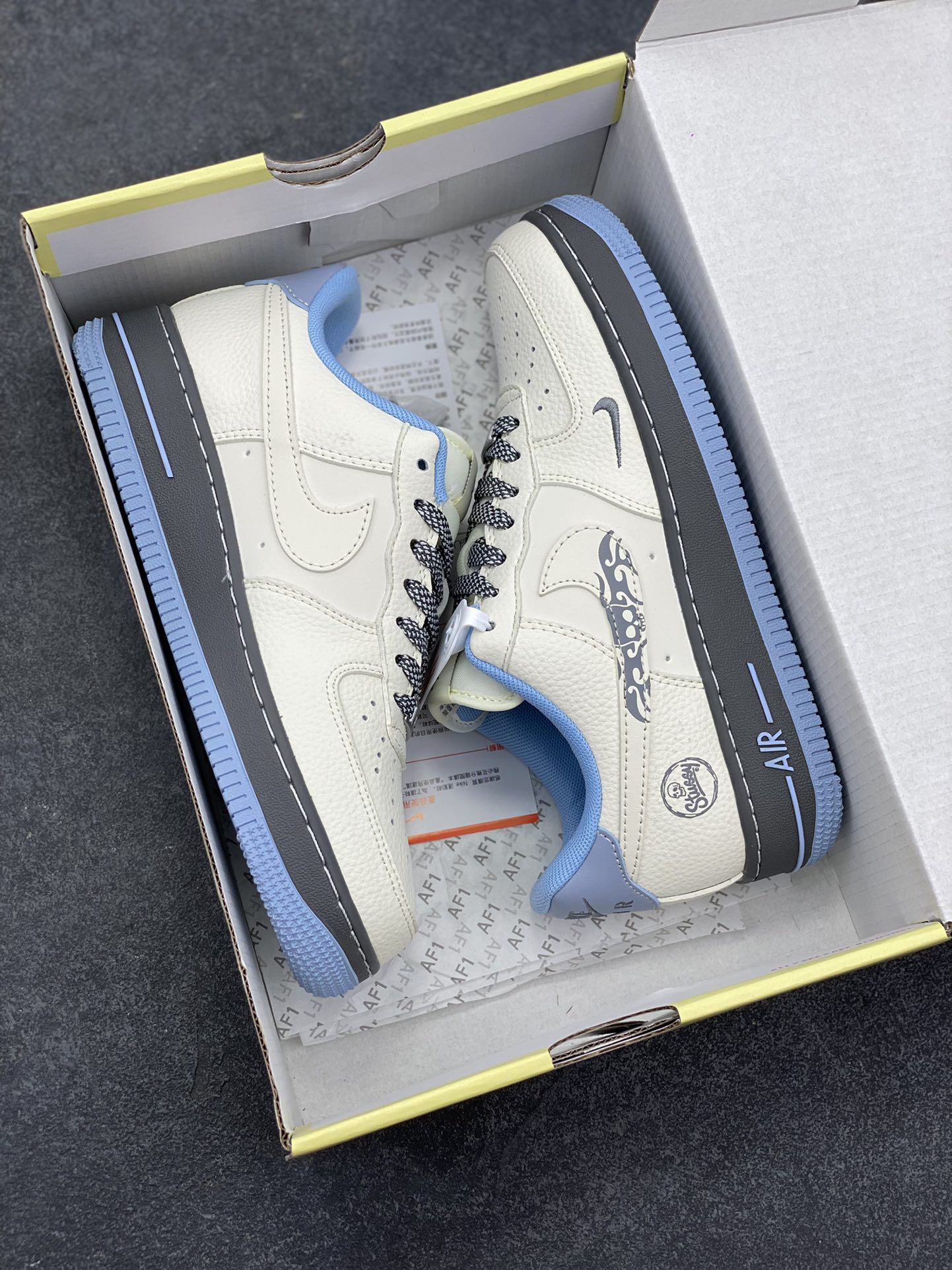 图片[9]-Nike Air Force 1 \’07 Low “斯图西联名——骷髅米灰蓝”空军一号 低帮 运动鞋 休闲鞋 折边针车 工艺难度大 原楦头原纸板 原装鞋盒 定制五金配件 内置全掌气垫 原厂鞋底 货号：QW5606-267 尺码：36 36.5 37.5 38 38.5 39 40 40.5 41 42 42.5 43 44 44.5 45-选品中心