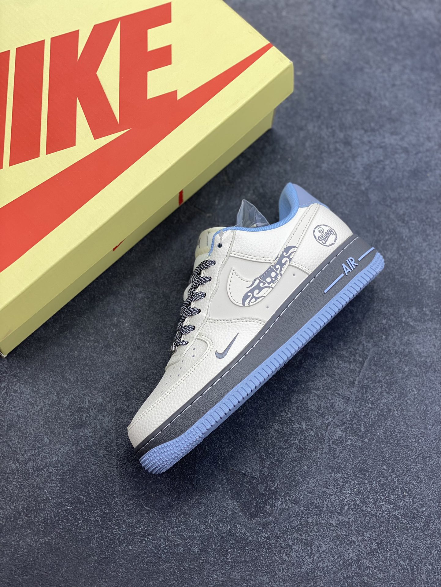 图片[7]-Nike Air Force 1 \’07 Low “斯图西联名——骷髅米灰蓝”空军一号 低帮 运动鞋 休闲鞋 折边针车 工艺难度大 原楦头原纸板 原装鞋盒 定制五金配件 内置全掌气垫 原厂鞋底 货号：QW5606-267 尺码：36 36.5 37.5 38 38.5 39 40 40.5 41 42 42.5 43 44 44.5 45-选品中心