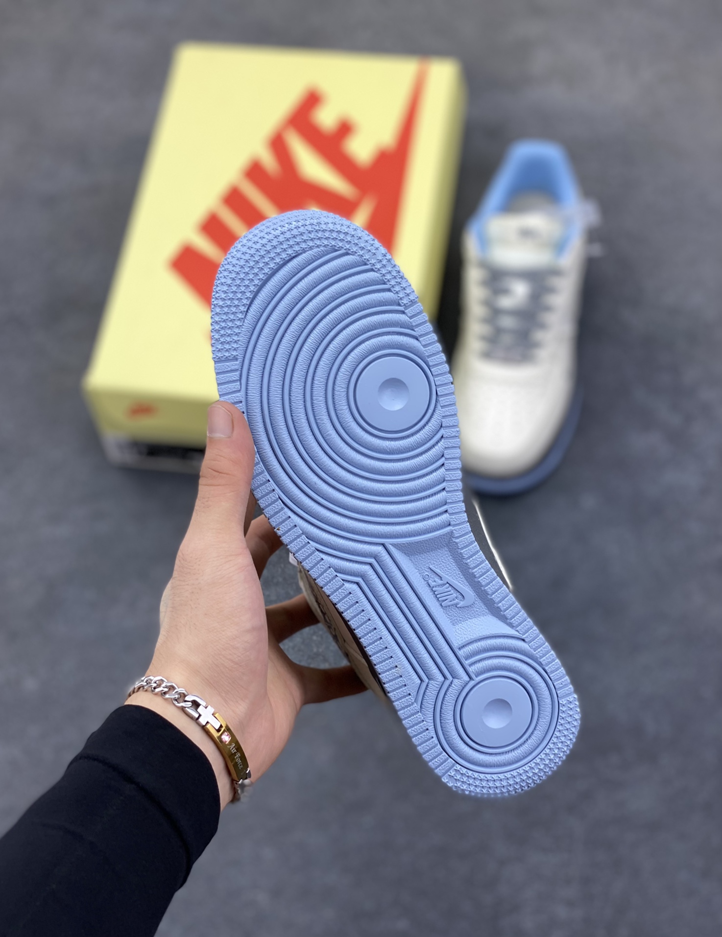 图片[5]-Nike Air Force 1 \’07 Low “斯图西联名——骷髅米灰蓝”空军一号 低帮 运动鞋 休闲鞋 折边针车 工艺难度大 原楦头原纸板 原装鞋盒 定制五金配件 内置全掌气垫 原厂鞋底 货号：QW5606-267 尺码：36 36.5 37.5 38 38.5 39 40 40.5 41 42 42.5 43 44 44.5 45-选品中心