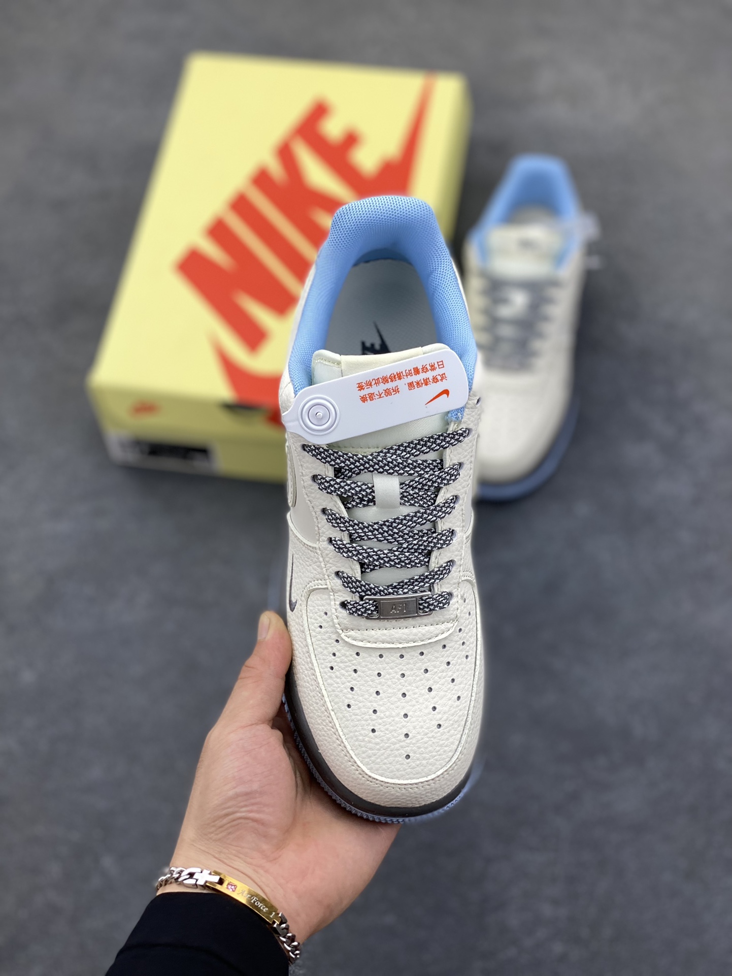 图片[2]-Nike Air Force 1 \’07 Low “斯图西联名——骷髅米灰蓝”空军一号 低帮 运动鞋 休闲鞋 折边针车 工艺难度大 原楦头原纸板 原装鞋盒 定制五金配件 内置全掌气垫 原厂鞋底 货号：QW5606-267 尺码：36 36.5 37.5 38 38.5 39 40 40.5 41 42 42.5 43 44 44.5 45-选品中心