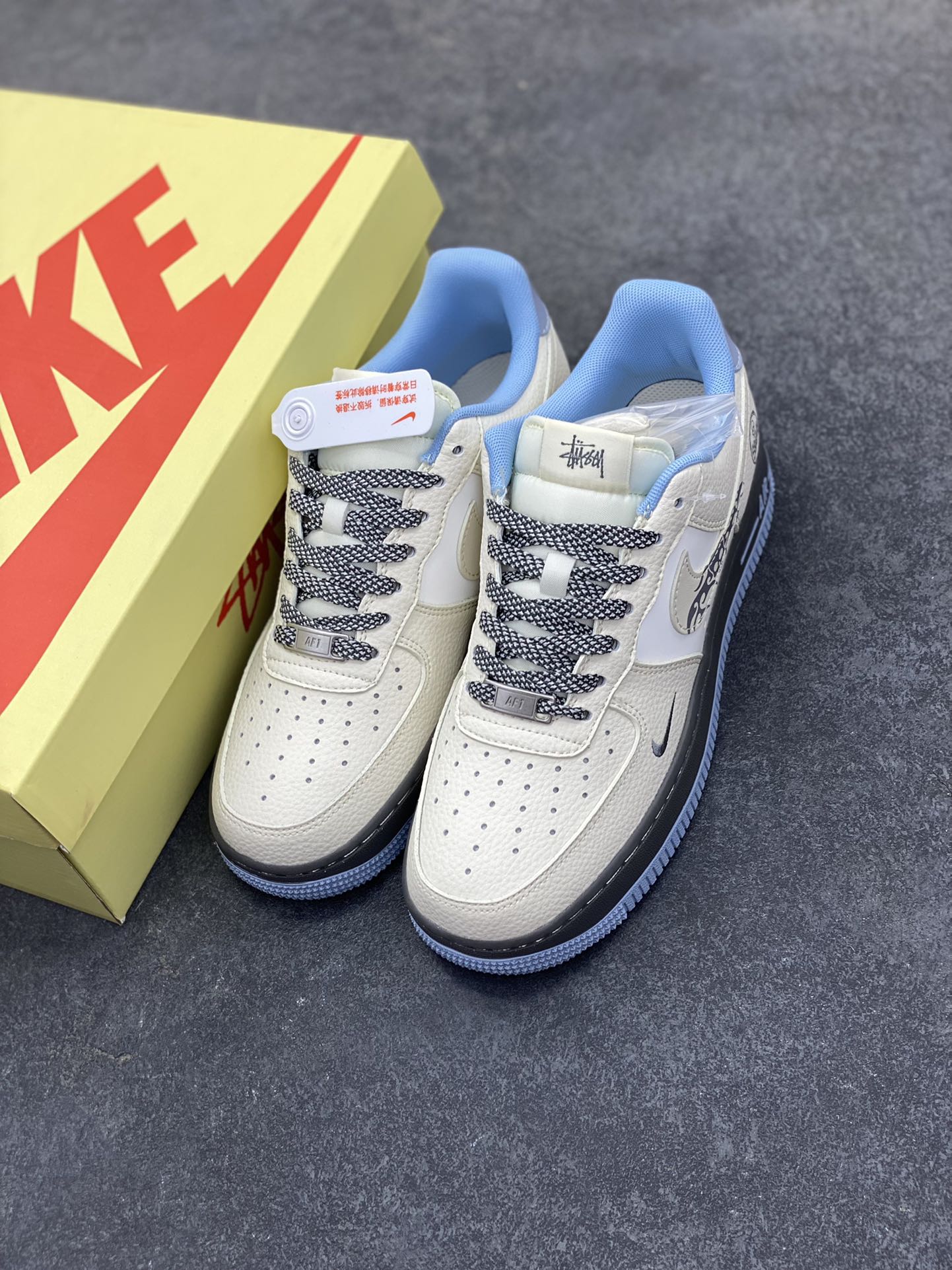图片[8]-Nike Air Force 1 \’07 Low “斯图西联名——骷髅米灰蓝”空军一号 低帮 运动鞋 休闲鞋 折边针车 工艺难度大 原楦头原纸板 原装鞋盒 定制五金配件 内置全掌气垫 原厂鞋底 货号：QW5606-267 尺码：36 36.5 37.5 38 38.5 39 40 40.5 41 42 42.5 43 44 44.5 45-选品中心