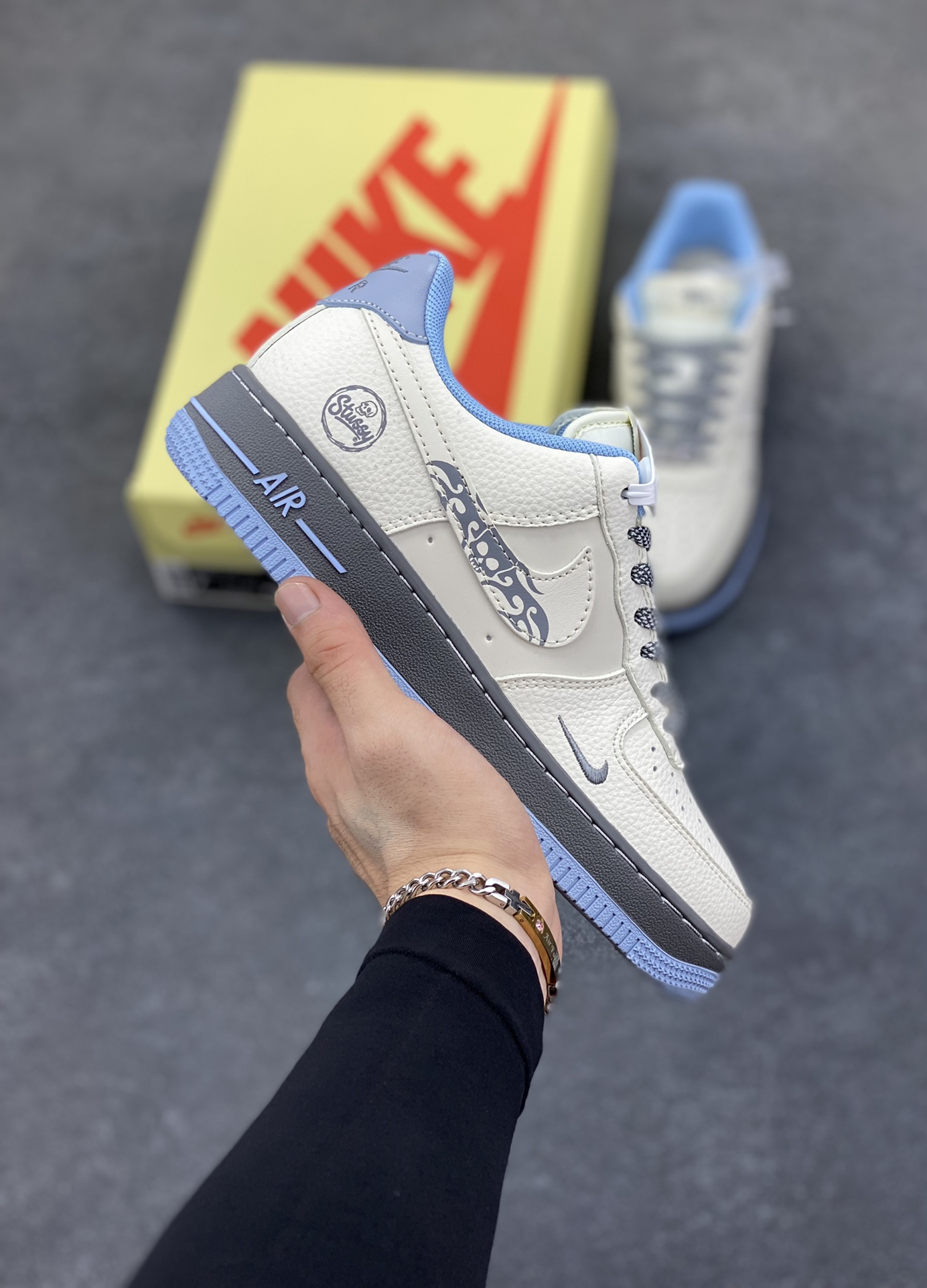 Nike Air Force 1 \’07 Low “斯图西联名——骷髅米灰蓝”空军一号 低帮 运动鞋 休闲鞋 折边针车 工艺难度大 原楦头原纸板 原装鞋盒 定制五金配件 内置全掌气垫 原厂鞋底 货号:QW5606-267 尺码:36 36.5 37.5 38 38.5 39 40 40.5 41 42 42.5 43 44 44.5 45-选品中心