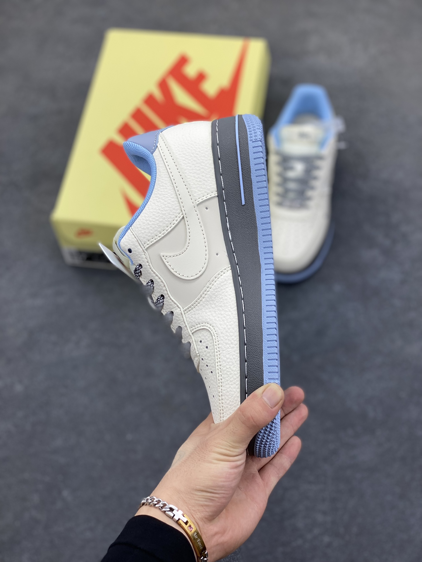 图片[3]-Nike Air Force 1 \’07 Low “斯图西联名——骷髅米灰蓝”空军一号 低帮 运动鞋 休闲鞋 折边针车 工艺难度大 原楦头原纸板 原装鞋盒 定制五金配件 内置全掌气垫 原厂鞋底 货号：QW5606-267 尺码：36 36.5 37.5 38 38.5 39 40 40.5 41 42 42.5 43 44 44.5 45-选品中心
