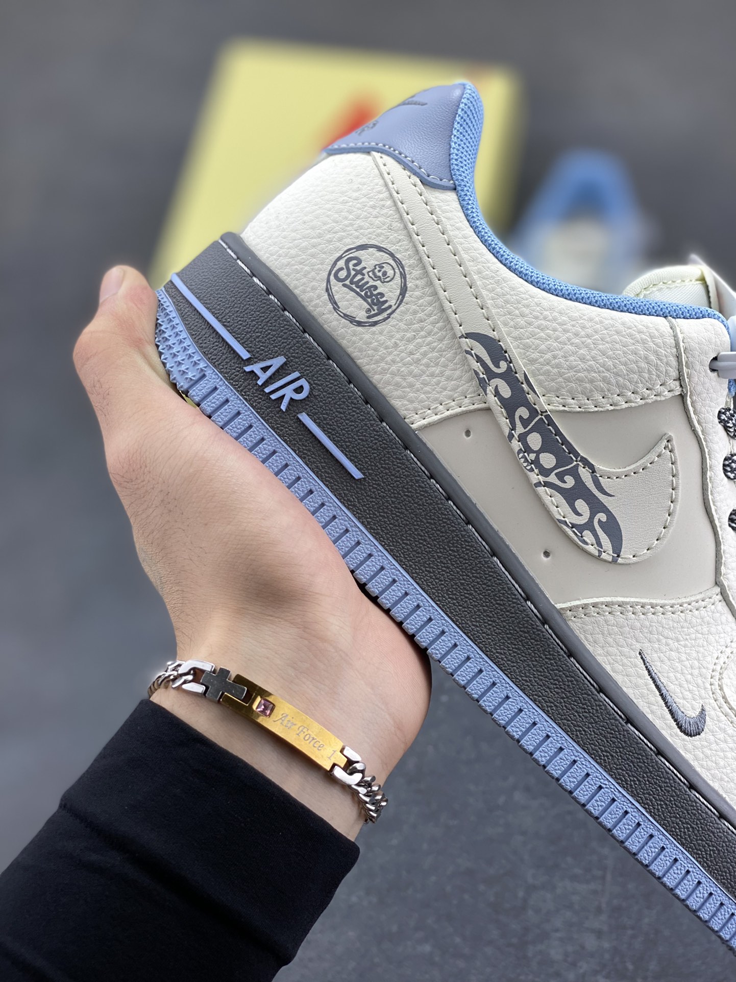 图片[6]-Nike Air Force 1 \’07 Low “斯图西联名——骷髅米灰蓝”空军一号 低帮 运动鞋 休闲鞋 折边针车 工艺难度大 原楦头原纸板 原装鞋盒 定制五金配件 内置全掌气垫 原厂鞋底 货号：QW5606-267 尺码：36 36.5 37.5 38 38.5 39 40 40.5 41 42 42.5 43 44 44.5 45-选品中心