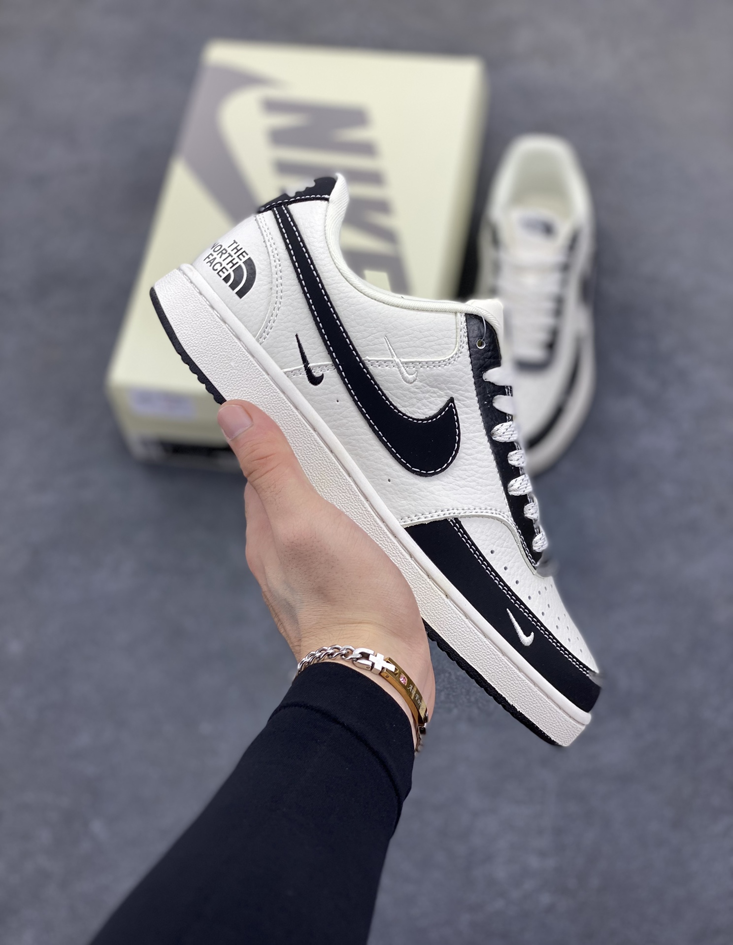 福利特价 海外爆款 ZP订单 NIKE EBERNON Low prm 小空军低帮百搭透气休闲运动板鞋 独家头层版本 原数据独家私模大底 纯正版型 清洁度完美 货号：FD5188-118 尺码：36 36.5 37.5 38 38.5 39 40 40.5 41 42 42.5 43 44 44.5 45-选品中心