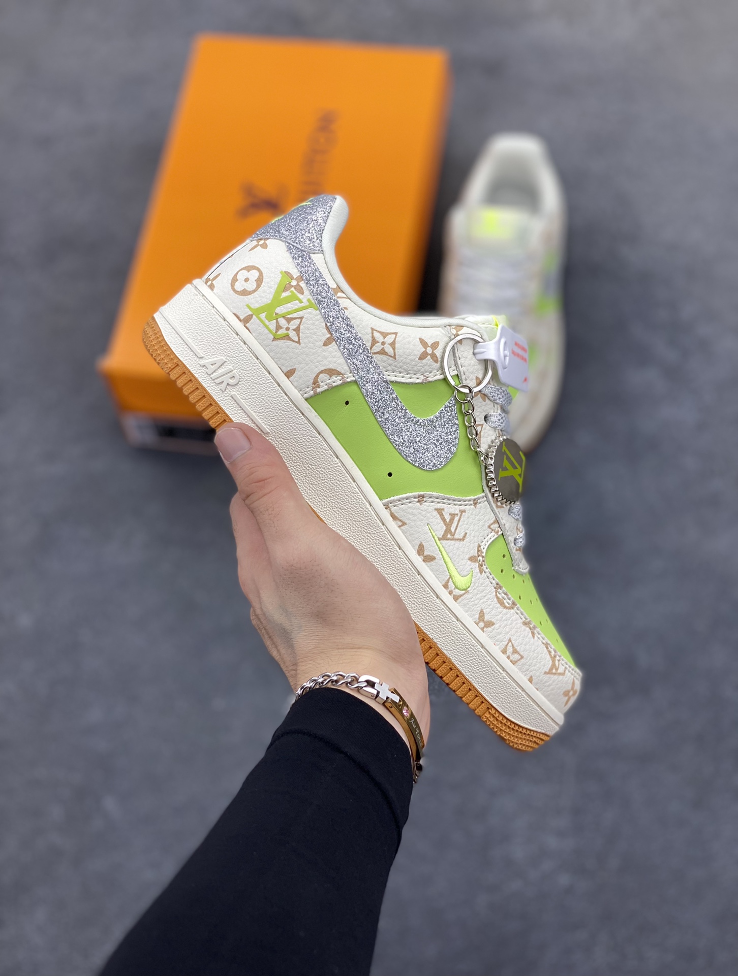 NIke Air Force 1 \’07 Low “LV联名——苹果绿银勾”空军一号 低帮 运动鞋 休闲鞋 折边针车 工艺难度大 原楦头原纸板 原装鞋盒 定制五金配件 内置全掌气垫 原厂鞋底 货号:DF0188-079 尺码:36 36.5 37.5 38 38.5 39 40 40.5 41 42 42.5 43 44 44.5 45-选品中心