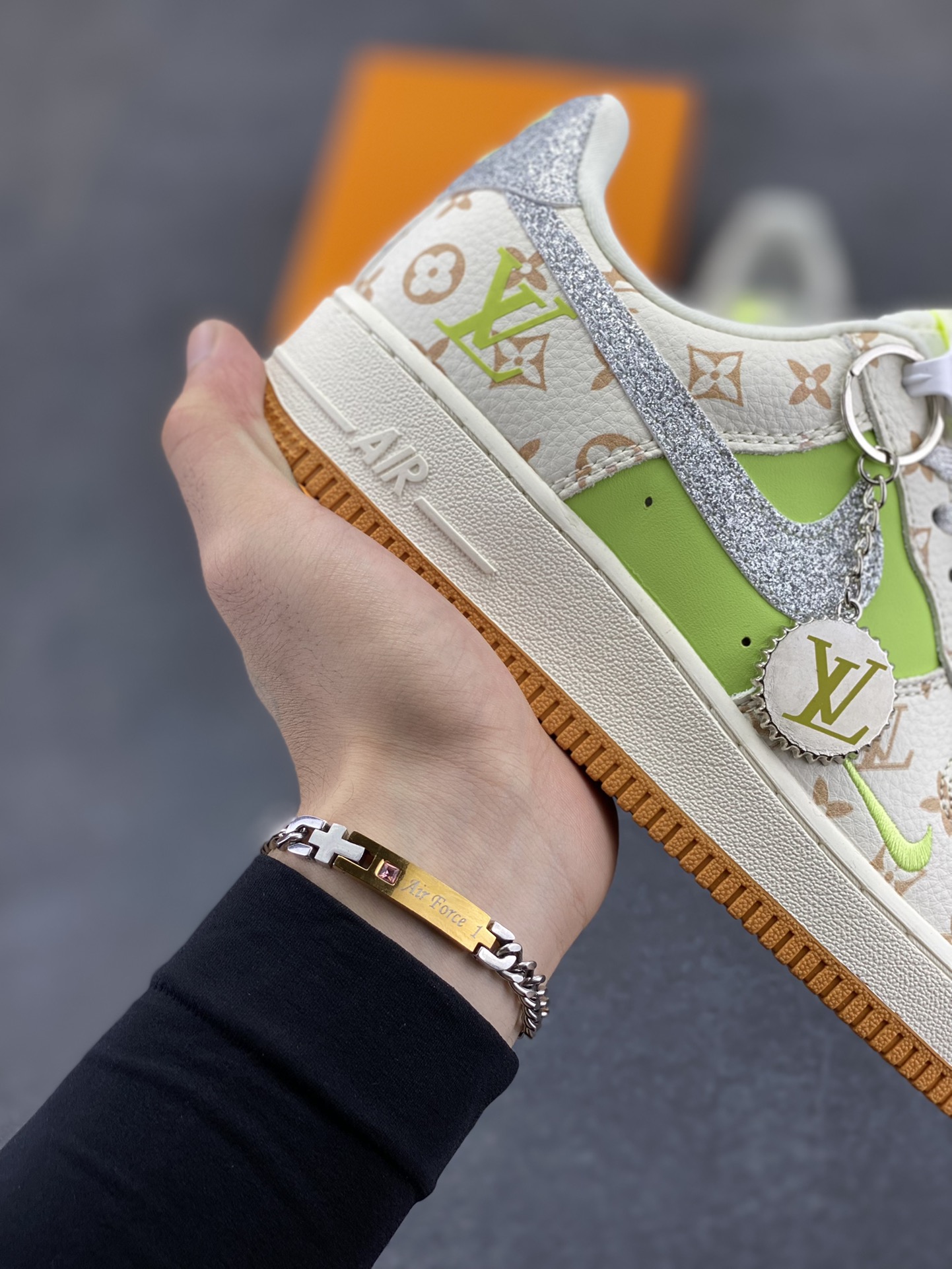 图片[6]-NIke Air Force 1 \’07 Low “LV联名——苹果绿银勾”空军一号 低帮 运动鞋 休闲鞋 折边针车 工艺难度大 原楦头原纸板 原装鞋盒 定制五金配件 内置全掌气垫 原厂鞋底 货号：DF0188-079 尺码：36 36.5 37.5 38 38.5 39 40 40.5 41 42 42.5 43 44 44.5 45-选品中心
