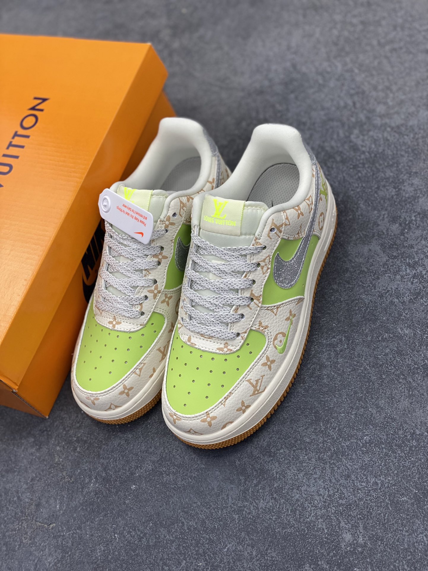 图片[8]-NIke Air Force 1 \’07 Low “LV联名——苹果绿银勾”空军一号 低帮 运动鞋 休闲鞋 折边针车 工艺难度大 原楦头原纸板 原装鞋盒 定制五金配件 内置全掌气垫 原厂鞋底 货号：DF0188-079 尺码：36 36.5 37.5 38 38.5 39 40 40.5 41 42 42.5 43 44 44.5 45-选品中心