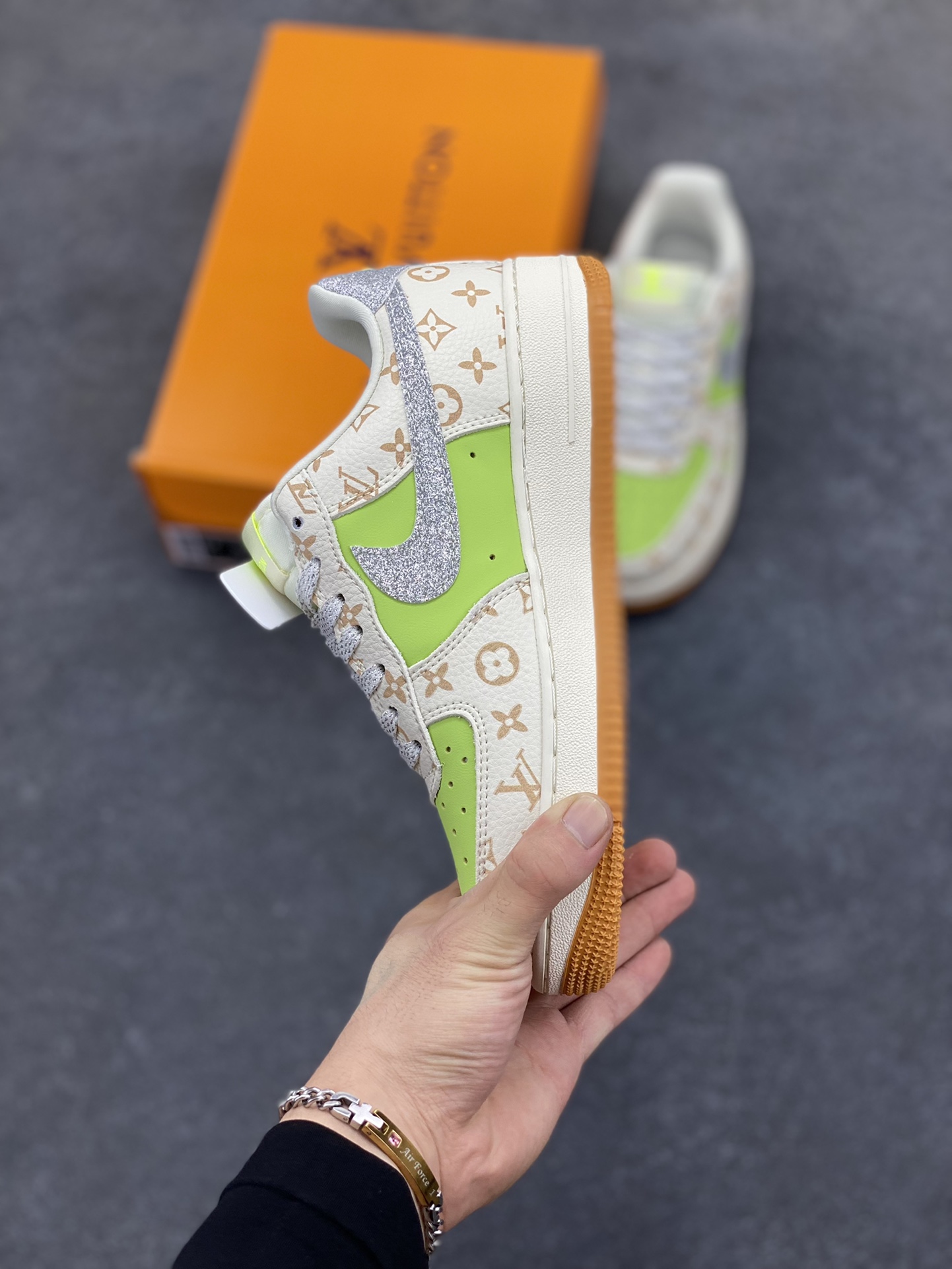 图片[3]-NIke Air Force 1 \’07 Low “LV联名——苹果绿银勾”空军一号 低帮 运动鞋 休闲鞋 折边针车 工艺难度大 原楦头原纸板 原装鞋盒 定制五金配件 内置全掌气垫 原厂鞋底 货号：DF0188-079 尺码：36 36.5 37.5 38 38.5 39 40 40.5 41 42 42.5 43 44 44.5 45-选品中心