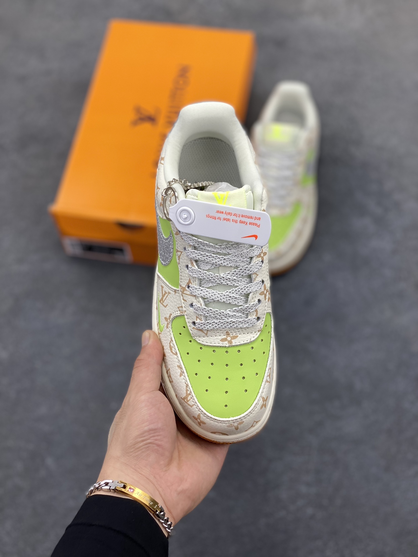 图片[2]-NIke Air Force 1 \’07 Low “LV联名——苹果绿银勾”空军一号 低帮 运动鞋 休闲鞋 折边针车 工艺难度大 原楦头原纸板 原装鞋盒 定制五金配件 内置全掌气垫 原厂鞋底 货号：DF0188-079 尺码：36 36.5 37.5 38 38.5 39 40 40.5 41 42 42.5 43 44 44.5 45-选品中心