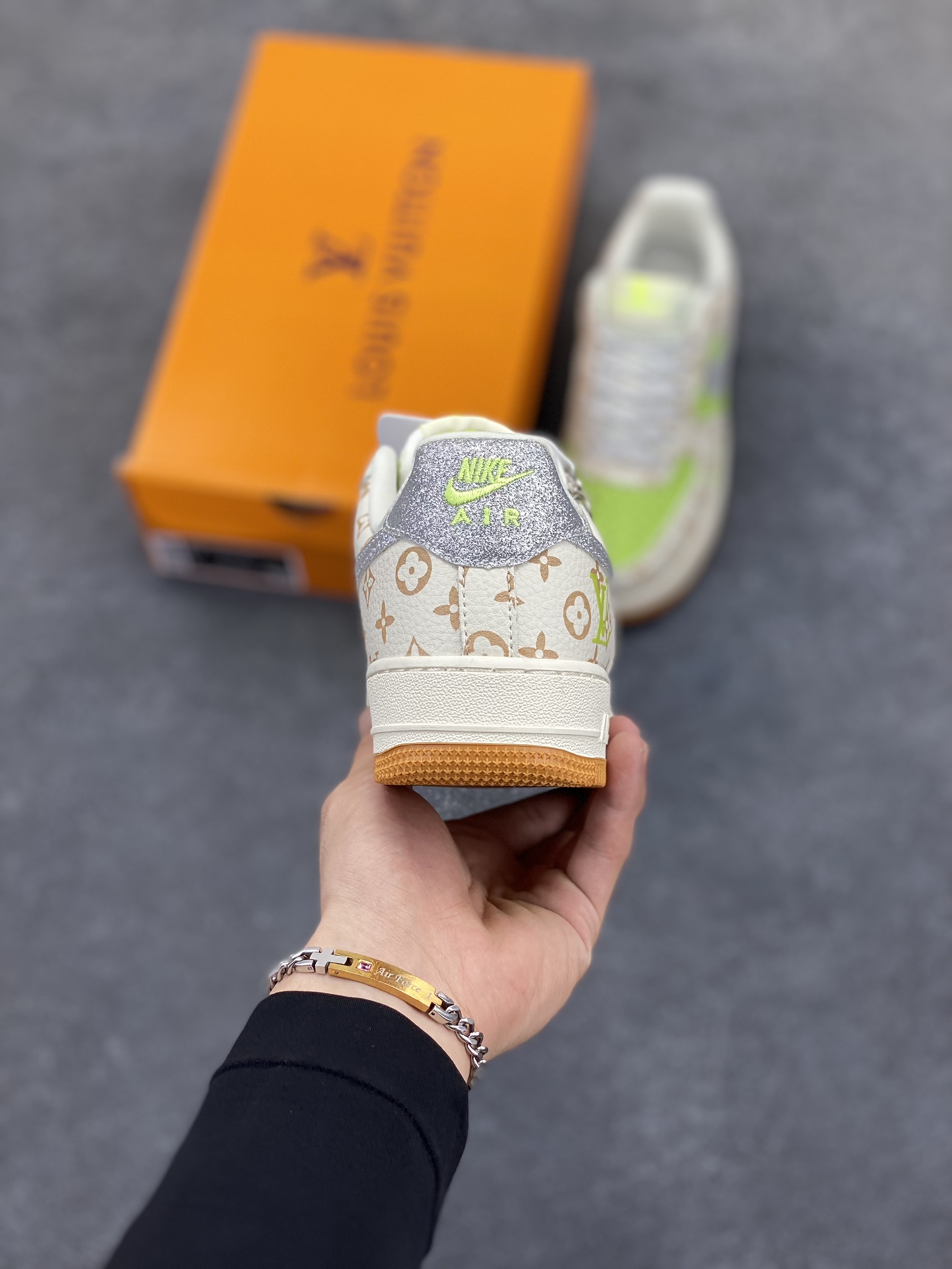 图片[4]-NIke Air Force 1 \’07 Low “LV联名——苹果绿银勾”空军一号 低帮 运动鞋 休闲鞋 折边针车 工艺难度大 原楦头原纸板 原装鞋盒 定制五金配件 内置全掌气垫 原厂鞋底 货号：DF0188-079 尺码：36 36.5 37.5 38 38.5 39 40 40.5 41 42 42.5 43 44 44.5 45-选品中心