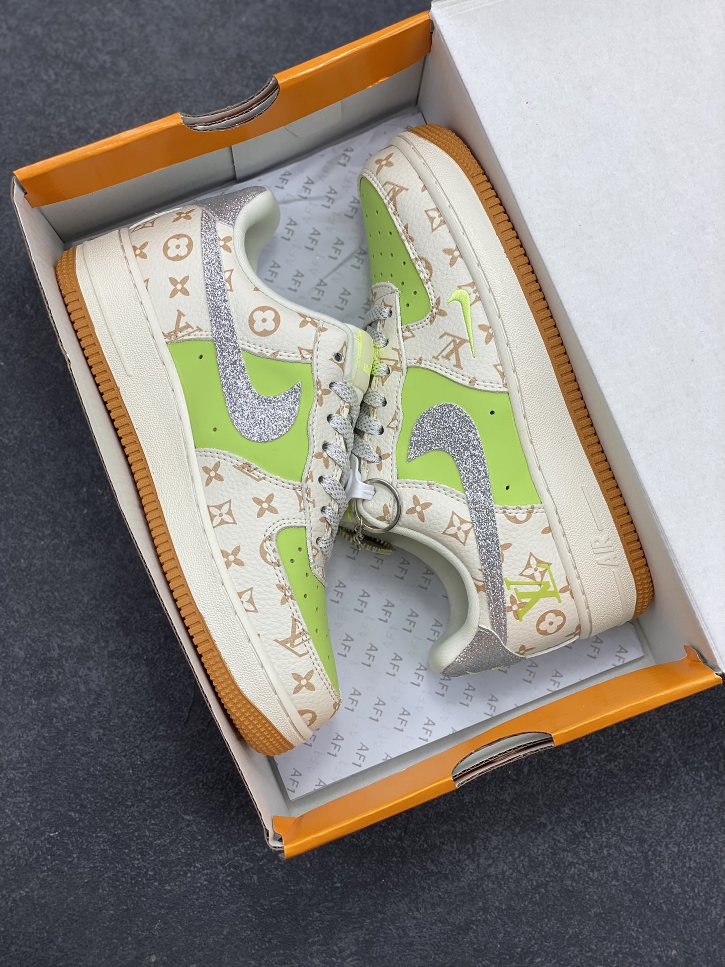 图片[9]-NIke Air Force 1 \’07 Low “LV联名——苹果绿银勾”空军一号 低帮 运动鞋 休闲鞋 折边针车 工艺难度大 原楦头原纸板 原装鞋盒 定制五金配件 内置全掌气垫 原厂鞋底 货号：DF0188-079 尺码：36 36.5 37.5 38 38.5 39 40 40.5 41 42 42.5 43 44 44.5 45-选品中心
