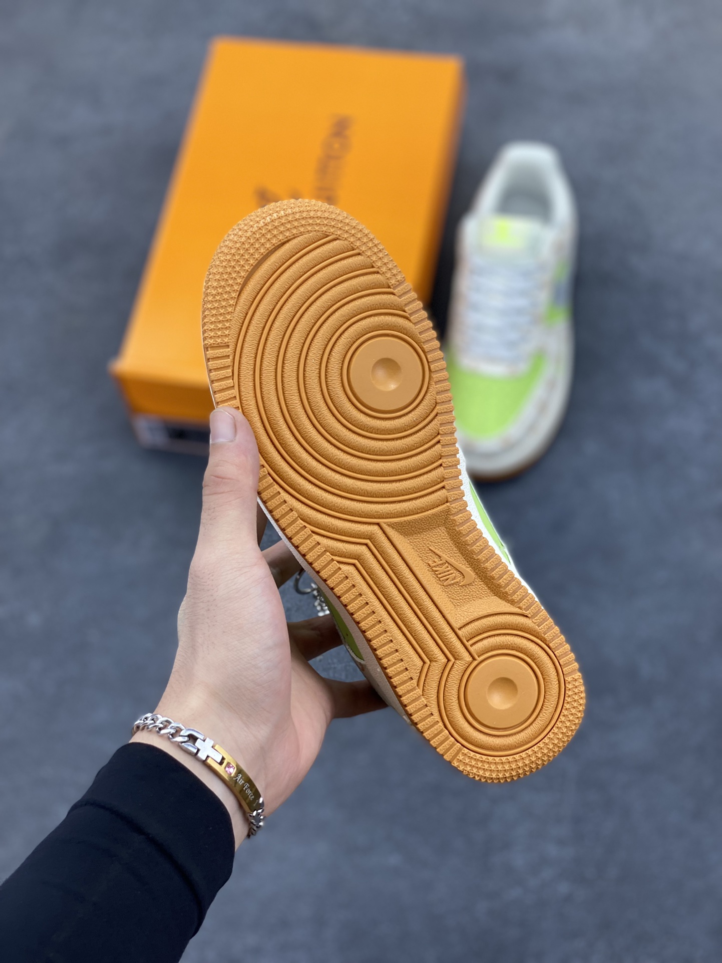 图片[5]-NIke Air Force 1 \’07 Low “LV联名——苹果绿银勾”空军一号 低帮 运动鞋 休闲鞋 折边针车 工艺难度大 原楦头原纸板 原装鞋盒 定制五金配件 内置全掌气垫 原厂鞋底 货号：DF0188-079 尺码：36 36.5 37.5 38 38.5 39 40 40.5 41 42 42.5 43 44 44.5 45-选品中心