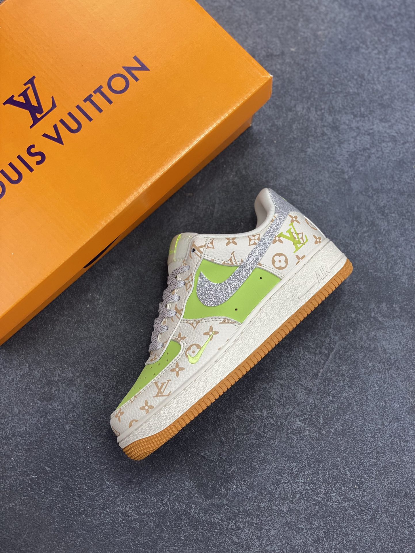 图片[7]-NIke Air Force 1 \’07 Low “LV联名——苹果绿银勾”空军一号 低帮 运动鞋 休闲鞋 折边针车 工艺难度大 原楦头原纸板 原装鞋盒 定制五金配件 内置全掌气垫 原厂鞋底 货号：DF0188-079 尺码：36 36.5 37.5 38 38.5 39 40 40.5 41 42 42.5 43 44 44.5 45-选品中心