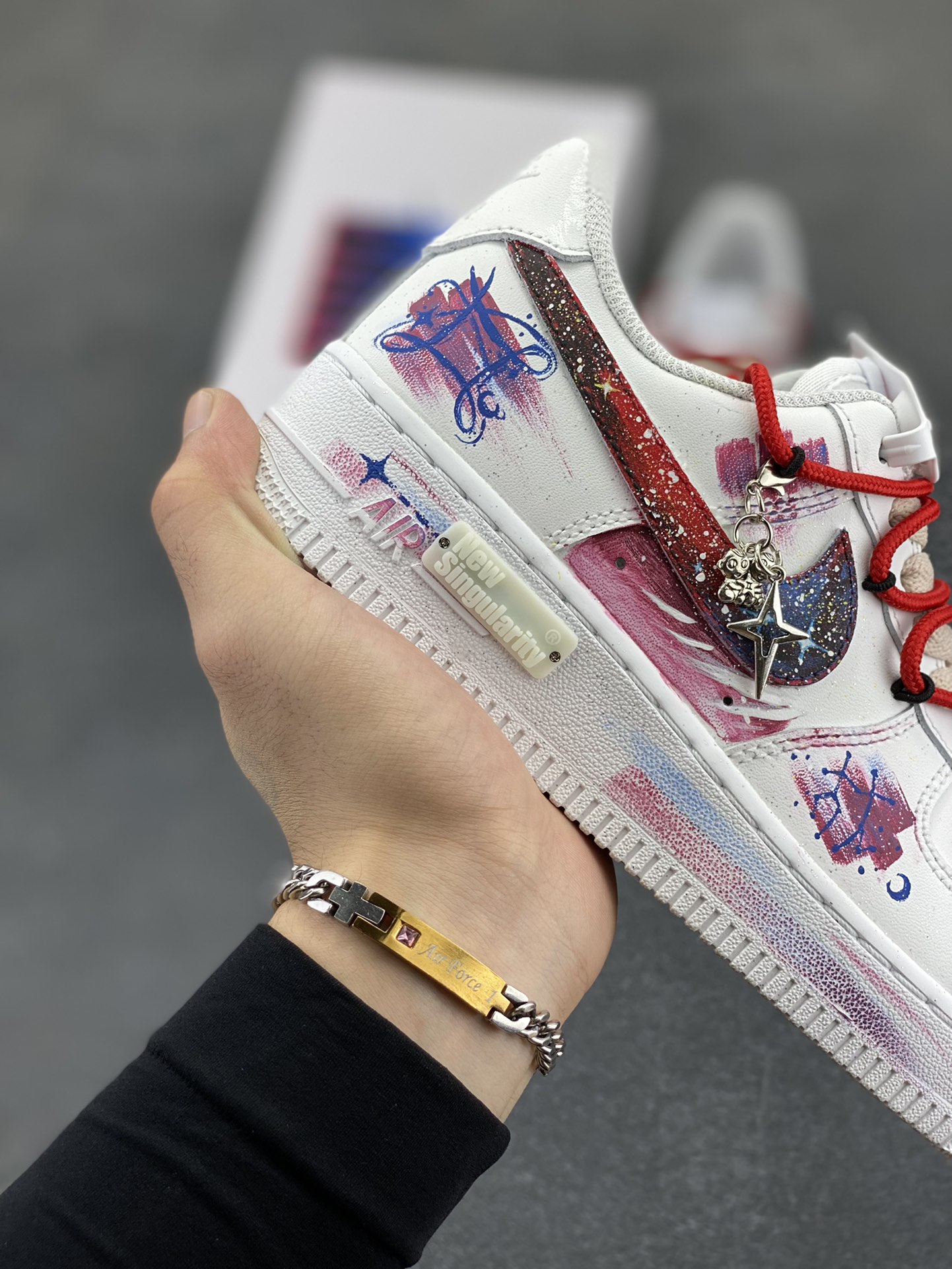 图片[6]-手绘涂鸦“双子座”十二星座系列 Nike Air Force 1 “Gemini”空军一号定制板鞋 双子座，在占星学里，是充满灵动与多元的星座。5月21日至6月21日期间出生的人，他们如同拥有双重灵魂，思维敏捷、好奇心旺盛，对新鲜事物有着极强的探索欲，能在不同领域、不同想法间灵活切换，这款定制版Nike Air Force 1，以星空为底色，搭配灵动线条与元素，将双子座的灵动、多元与对浩瀚世界的好奇感，巧妙地通过手绘呈现 货号：星座521-621 尺码：36 36.5 37.5 38 38.5 39 40 40.5 41 42 42.5 43 44 44.5 45-选品中心