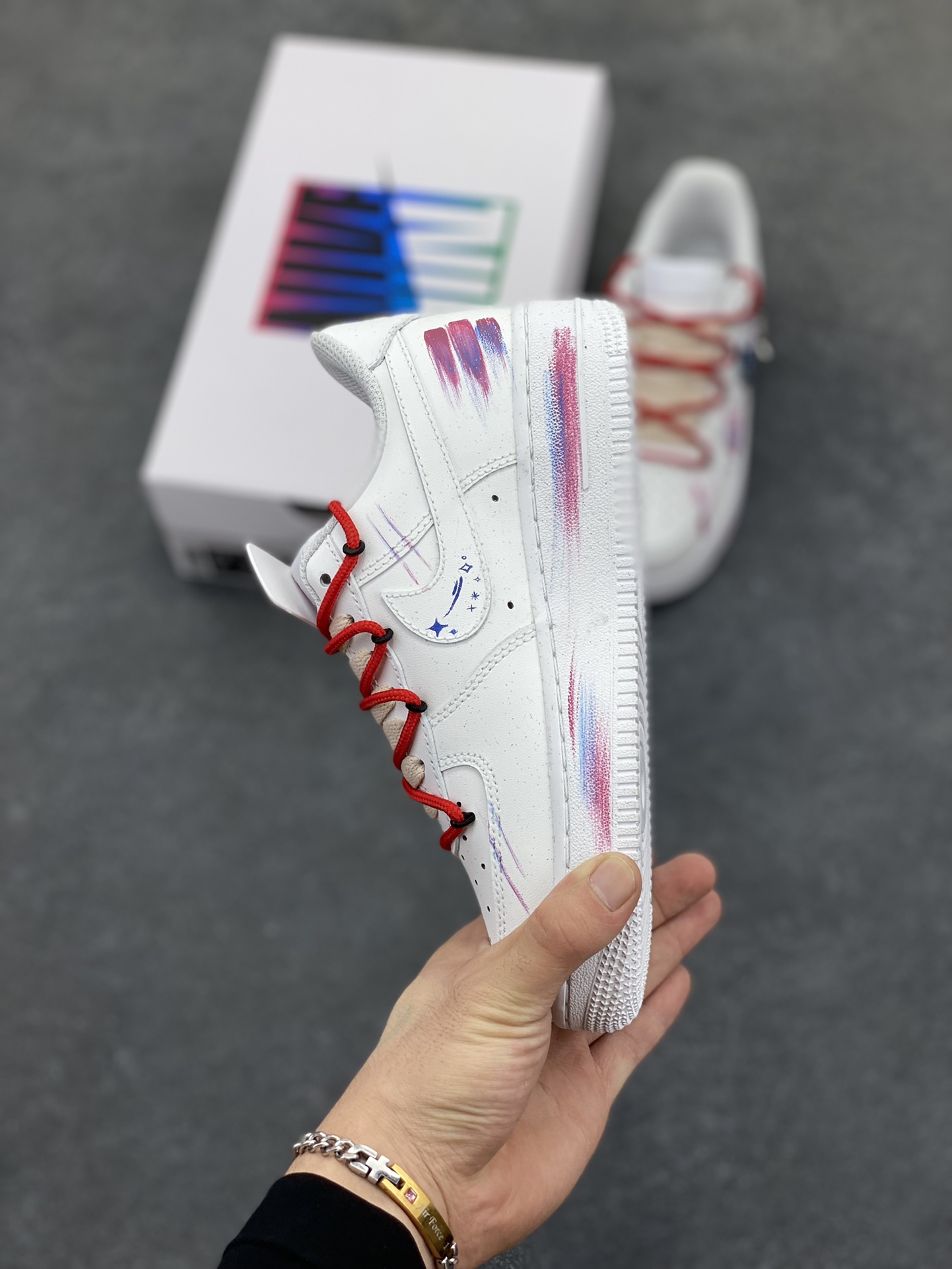 图片[3]-手绘涂鸦“双子座”十二星座系列 Nike Air Force 1 “Gemini”空军一号定制板鞋 双子座，在占星学里，是充满灵动与多元的星座。5月21日至6月21日期间出生的人，他们如同拥有双重灵魂，思维敏捷、好奇心旺盛，对新鲜事物有着极强的探索欲，能在不同领域、不同想法间灵活切换，这款定制版Nike Air Force 1，以星空为底色，搭配灵动线条与元素，将双子座的灵动、多元与对浩瀚世界的好奇感，巧妙地通过手绘呈现 货号：星座521-621 尺码：36 36.5 37.5 38 38.5 39 40 40.5 41 42 42.5 43 44 44.5 45-选品中心