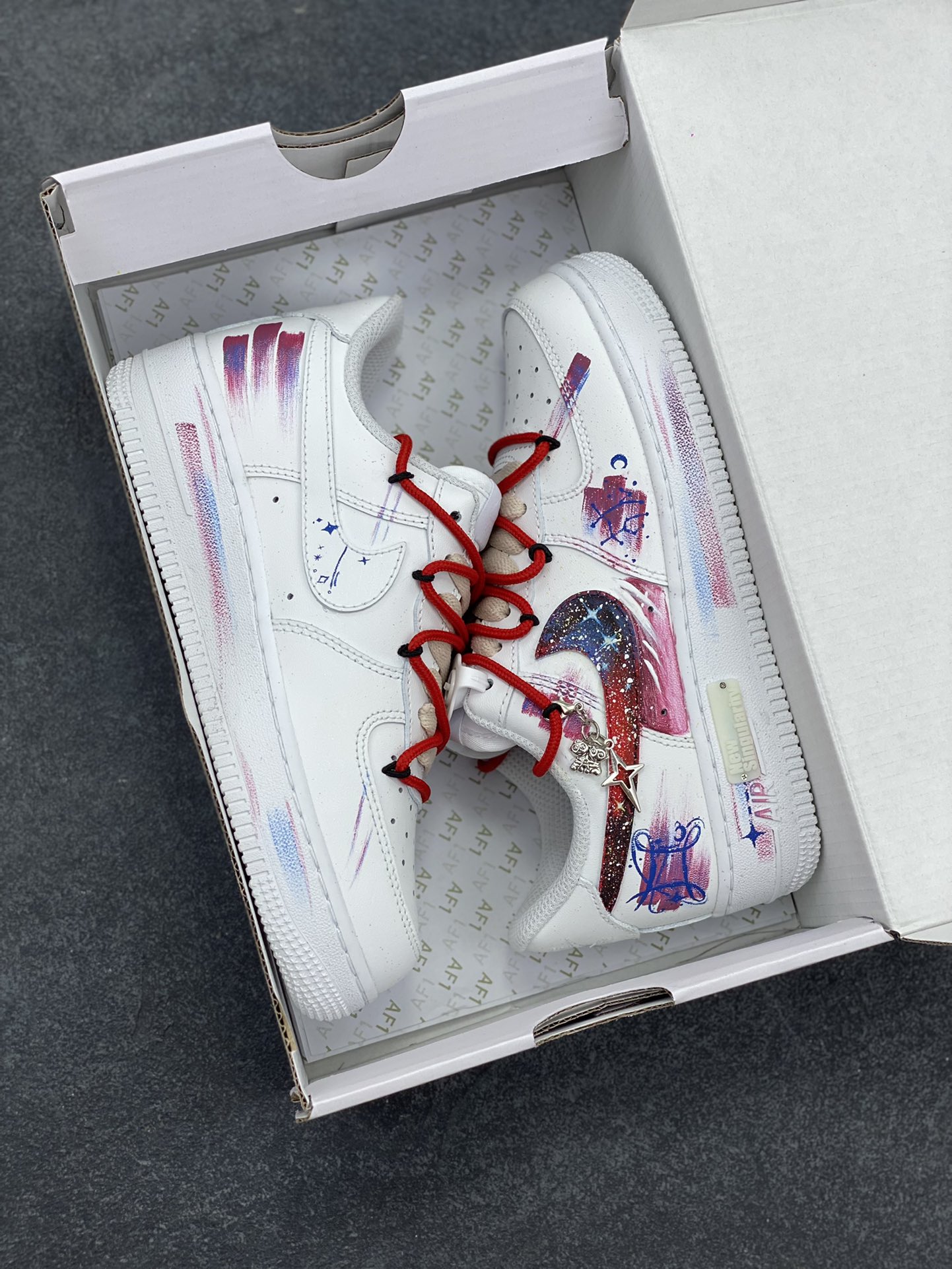 图片[9]-手绘涂鸦“双子座”十二星座系列 Nike Air Force 1 “Gemini”空军一号定制板鞋 双子座，在占星学里，是充满灵动与多元的星座。5月21日至6月21日期间出生的人，他们如同拥有双重灵魂，思维敏捷、好奇心旺盛，对新鲜事物有着极强的探索欲，能在不同领域、不同想法间灵活切换，这款定制版Nike Air Force 1，以星空为底色，搭配灵动线条与元素，将双子座的灵动、多元与对浩瀚世界的好奇感，巧妙地通过手绘呈现 货号：星座521-621 尺码：36 36.5 37.5 38 38.5 39 40 40.5 41 42 42.5 43 44 44.5 45-选品中心