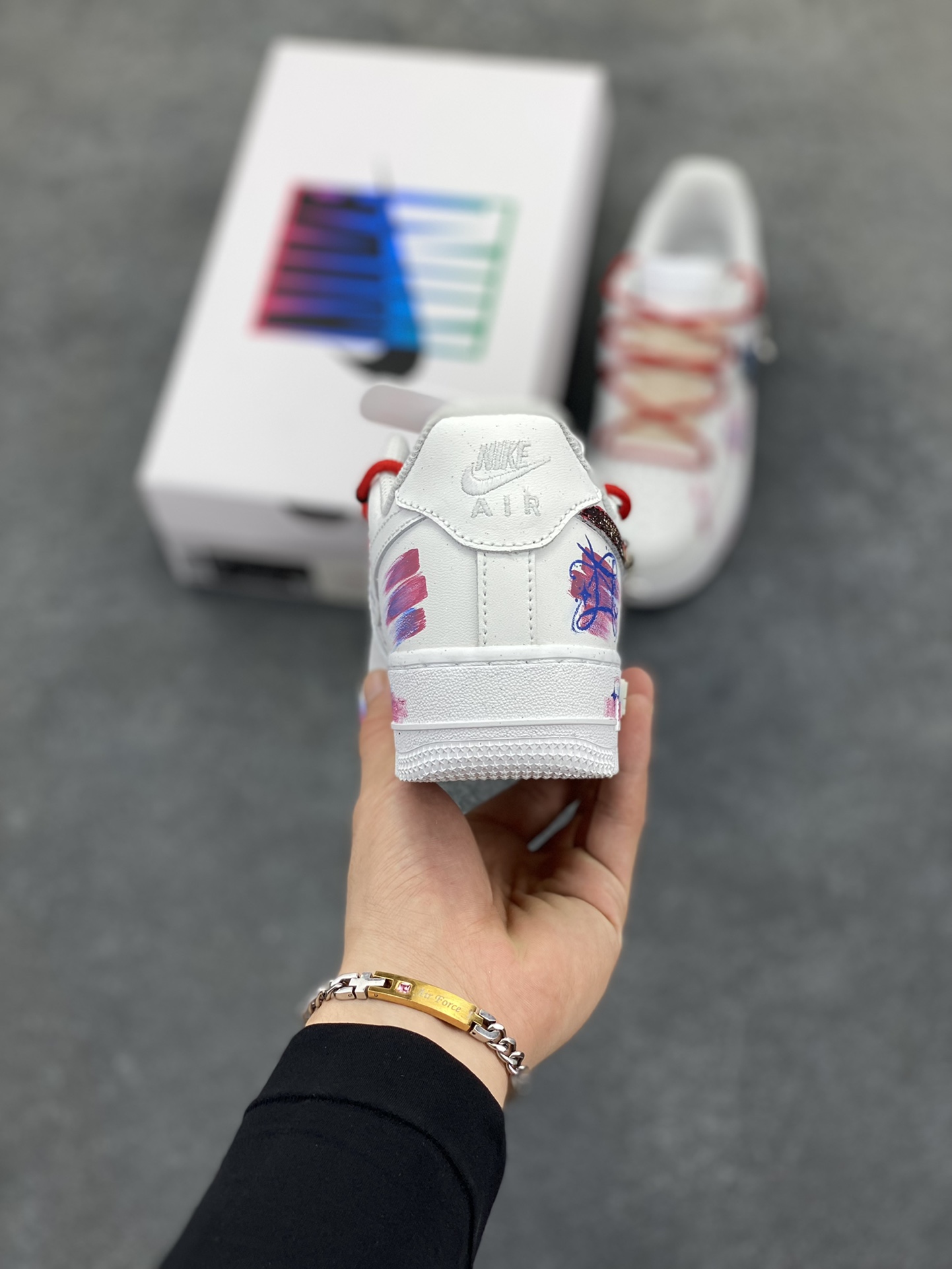图片[4]-手绘涂鸦“双子座”十二星座系列 Nike Air Force 1 “Gemini”空军一号定制板鞋 双子座，在占星学里，是充满灵动与多元的星座。5月21日至6月21日期间出生的人，他们如同拥有双重灵魂，思维敏捷、好奇心旺盛，对新鲜事物有着极强的探索欲，能在不同领域、不同想法间灵活切换，这款定制版Nike Air Force 1，以星空为底色，搭配灵动线条与元素，将双子座的灵动、多元与对浩瀚世界的好奇感，巧妙地通过手绘呈现 货号：星座521-621 尺码：36 36.5 37.5 38 38.5 39 40 40.5 41 42 42.5 43 44 44.5 45-选品中心