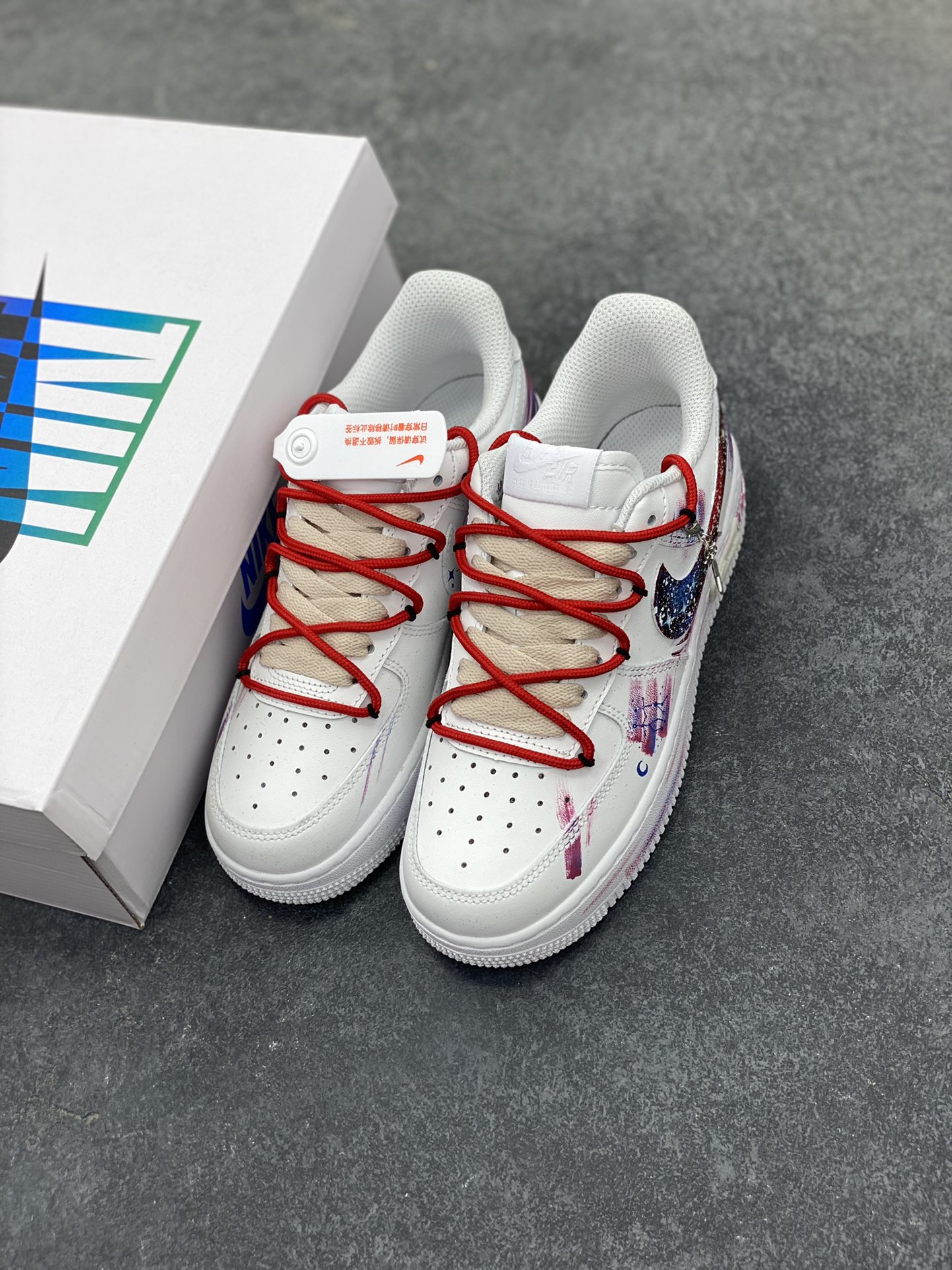 图片[8]-手绘涂鸦“双子座”十二星座系列 Nike Air Force 1 “Gemini”空军一号定制板鞋 双子座，在占星学里，是充满灵动与多元的星座。5月21日至6月21日期间出生的人，他们如同拥有双重灵魂，思维敏捷、好奇心旺盛，对新鲜事物有着极强的探索欲，能在不同领域、不同想法间灵活切换，这款定制版Nike Air Force 1，以星空为底色，搭配灵动线条与元素，将双子座的灵动、多元与对浩瀚世界的好奇感，巧妙地通过手绘呈现 货号：星座521-621 尺码：36 36.5 37.5 38 38.5 39 40 40.5 41 42 42.5 43 44 44.5 45-选品中心
